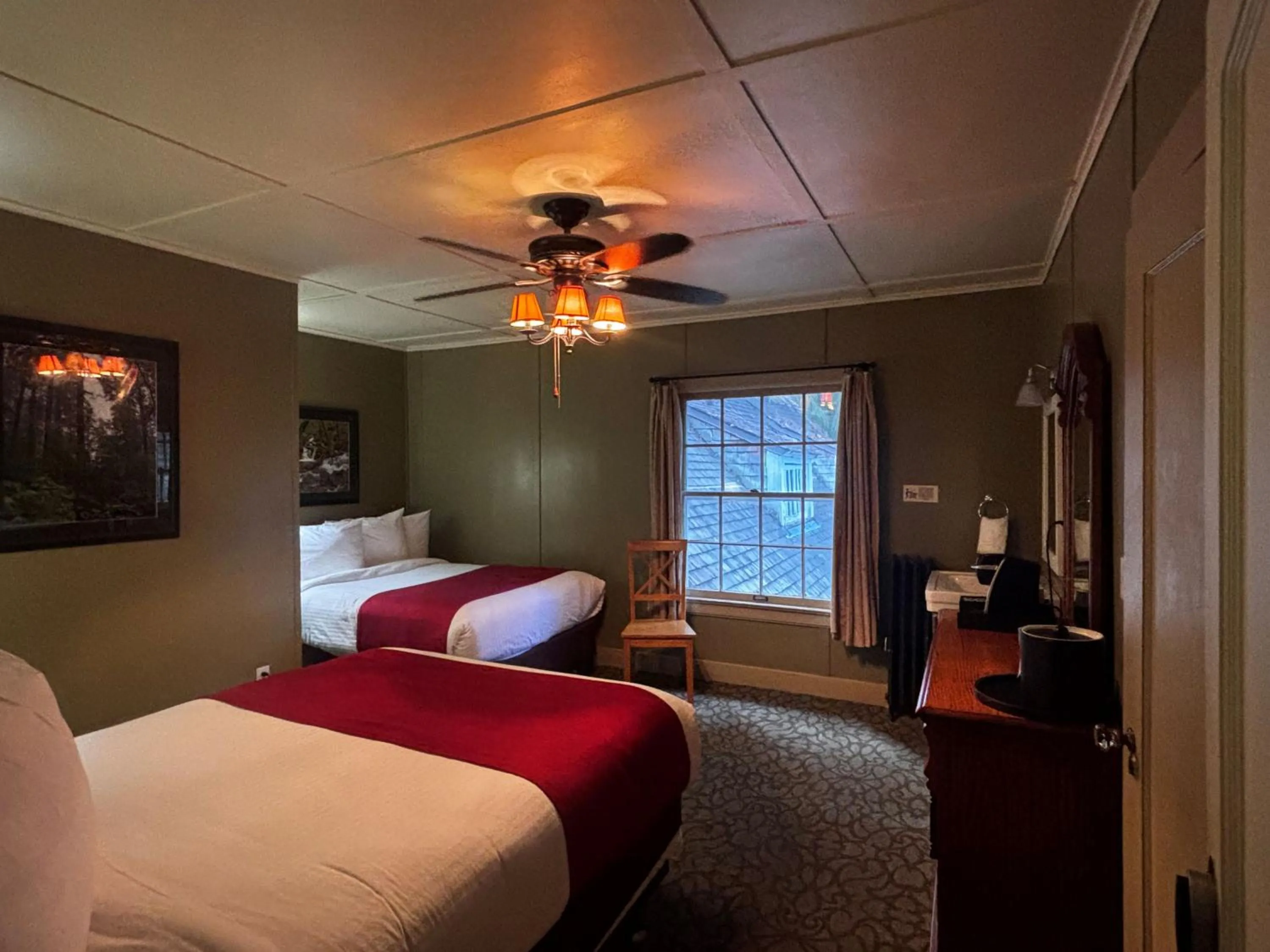 Bedroom, Bed in Lake Quinault Lodge
