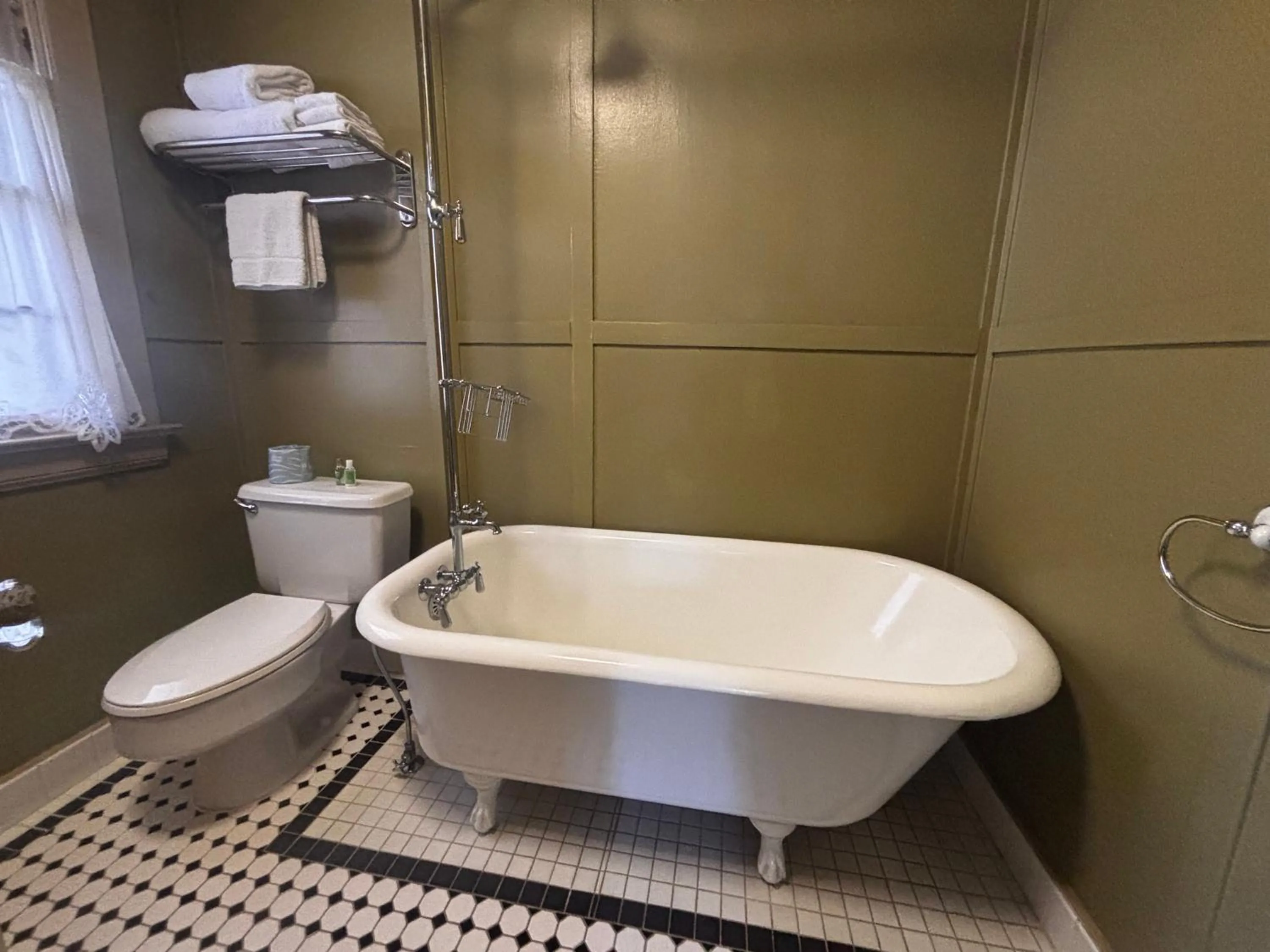 Bath in Lake Quinault Lodge