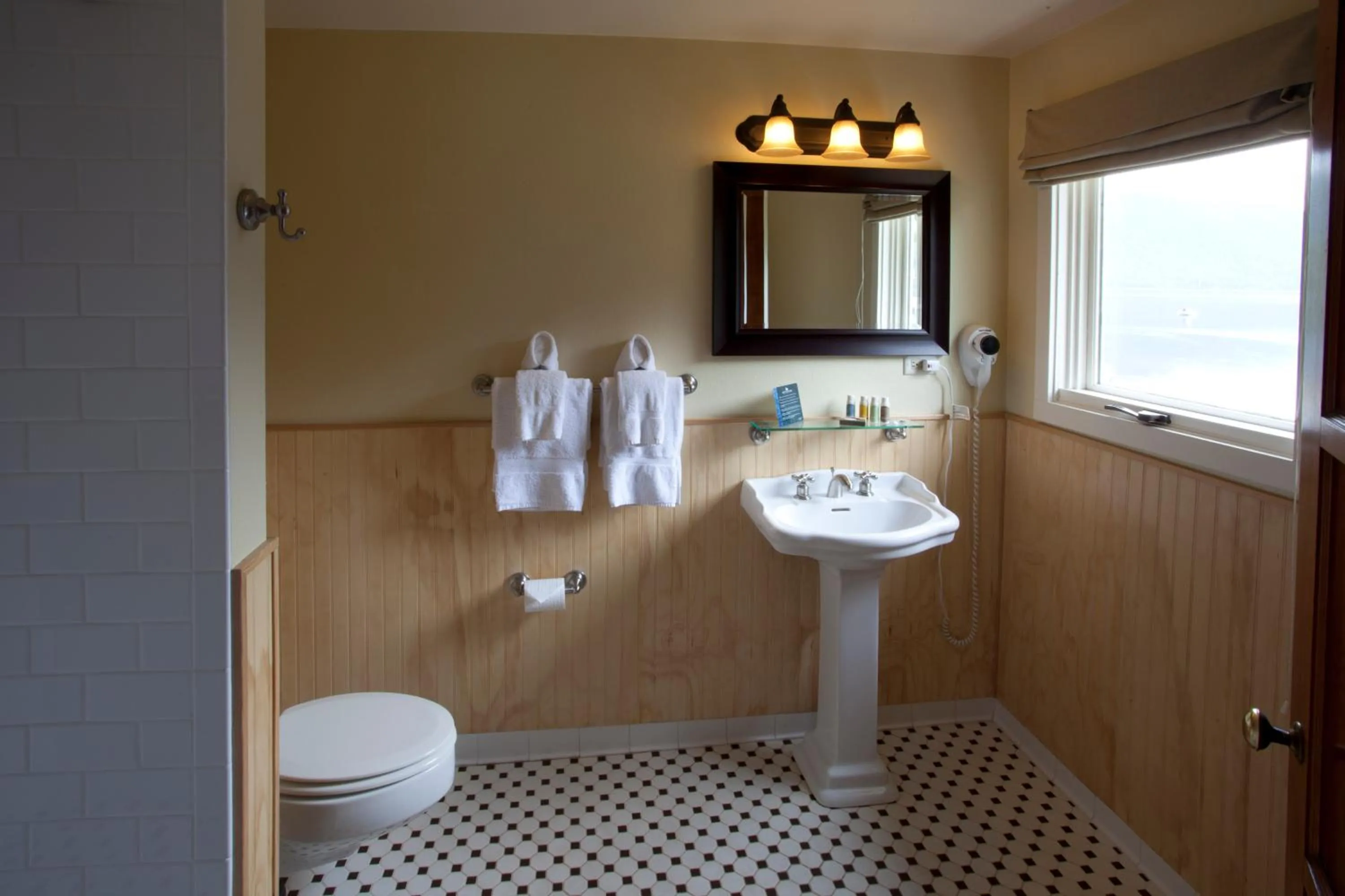 Shower in Lake Crescent Lodge