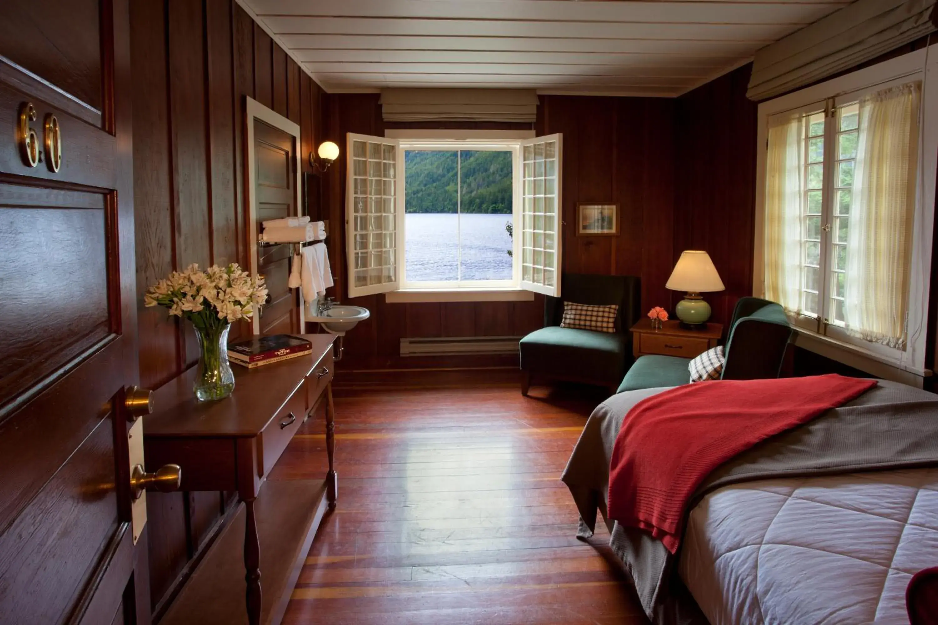 Photo of the whole room, Bed in Lake Crescent Lodge Photo of the whole room, Bed in Lake Crescent Lodge
