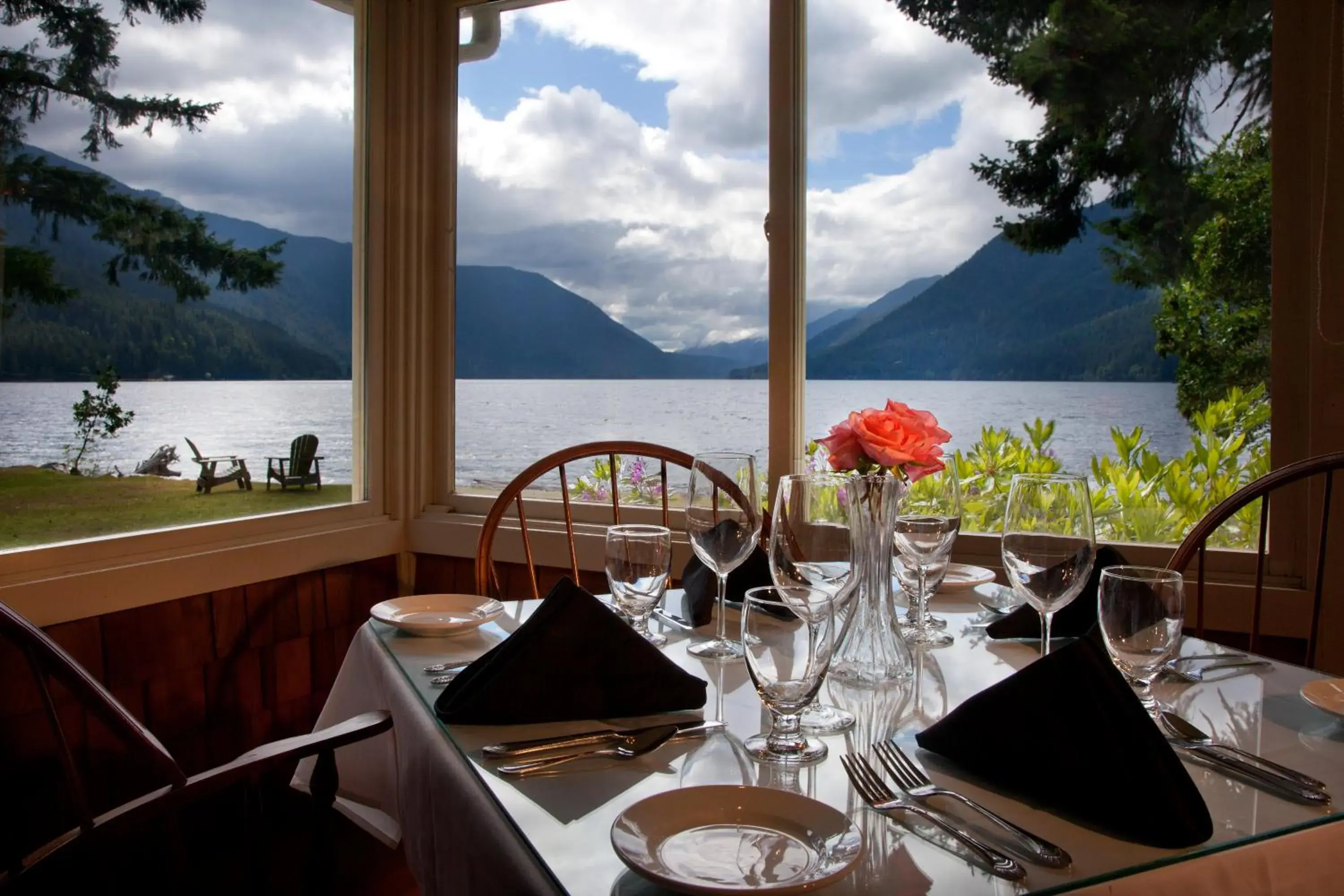 Restaurant/places to eat in Lake Crescent Lodge Restaurant/places to eat in Lake Crescent Lodge