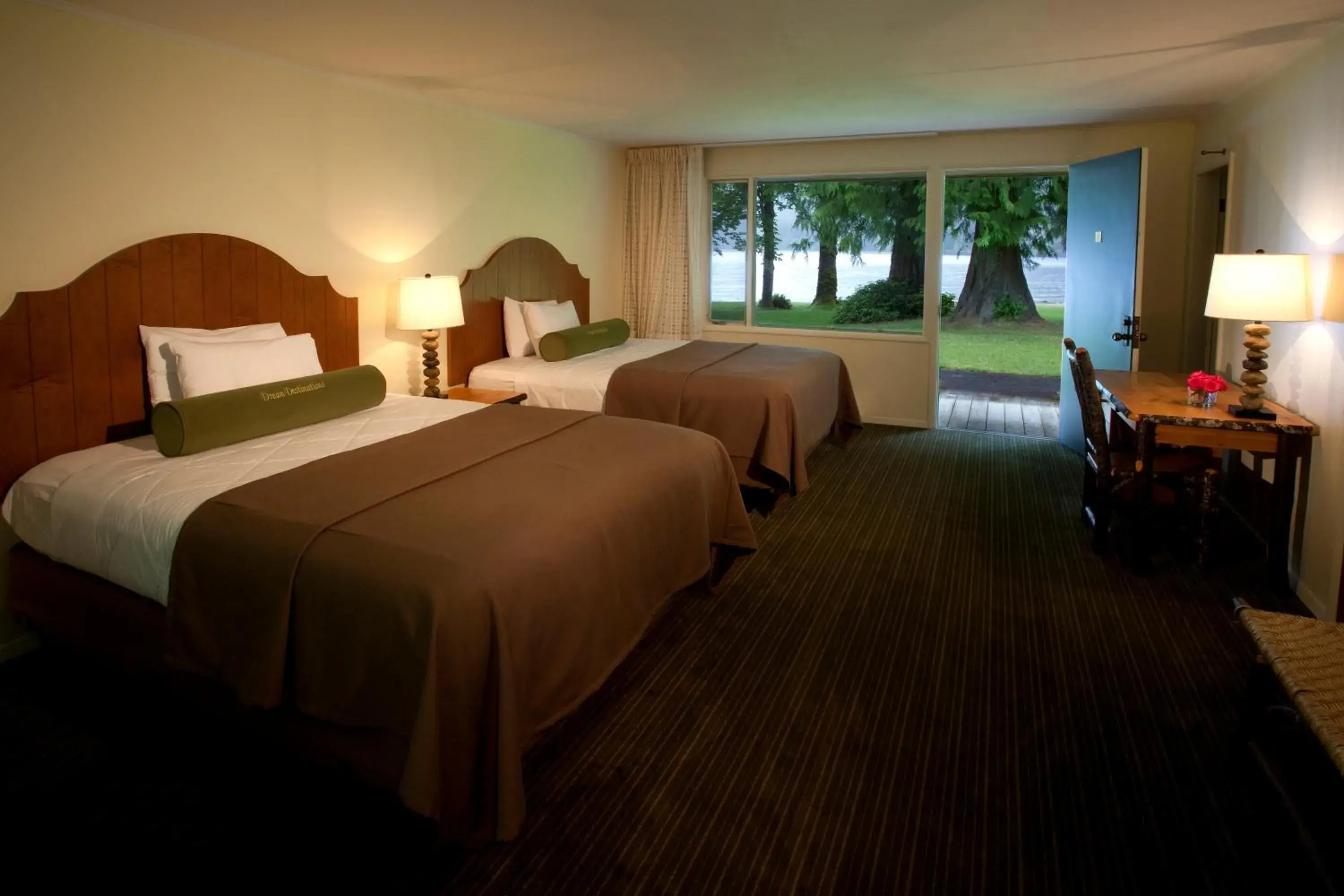Photo of the whole room, Bed in Lake Crescent Lodge Photo of the whole room, Bed in Lake Crescent Lodge