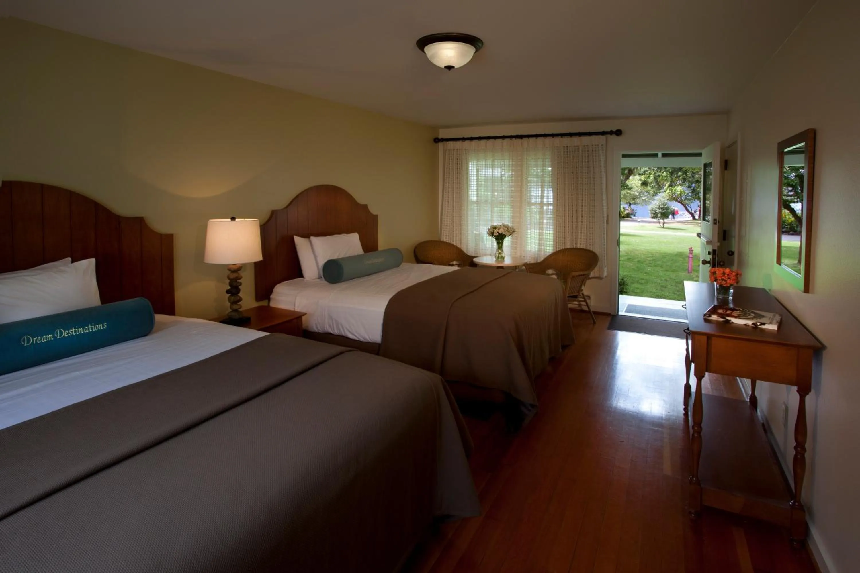 Photo of the whole room, Bed in Lake Crescent Lodge