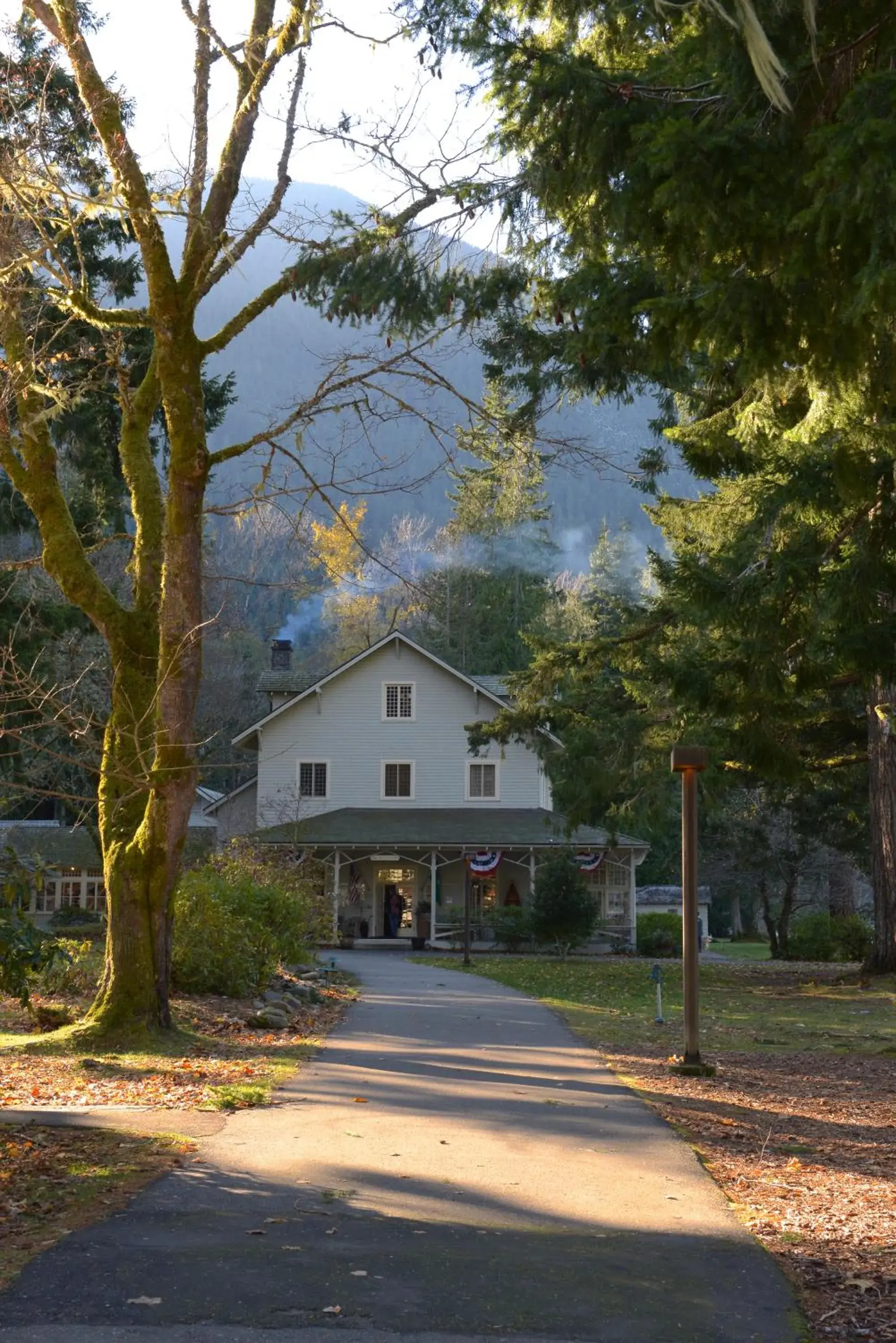 Facade/entrance in Lake Crescent Lodge Facade/entrance in Lake Crescent Lodge