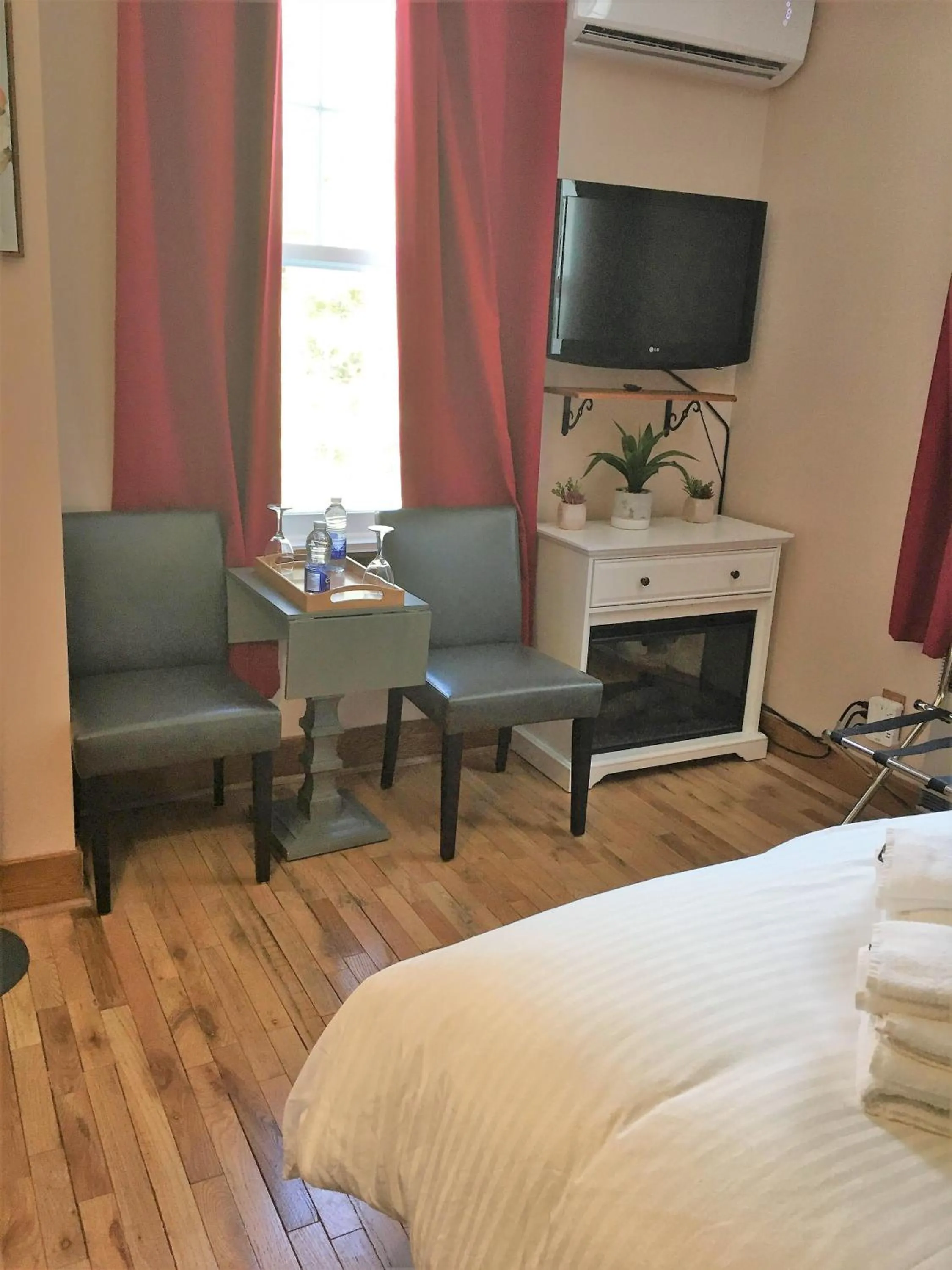 Photo of the whole room in Auberge Clos-Joli