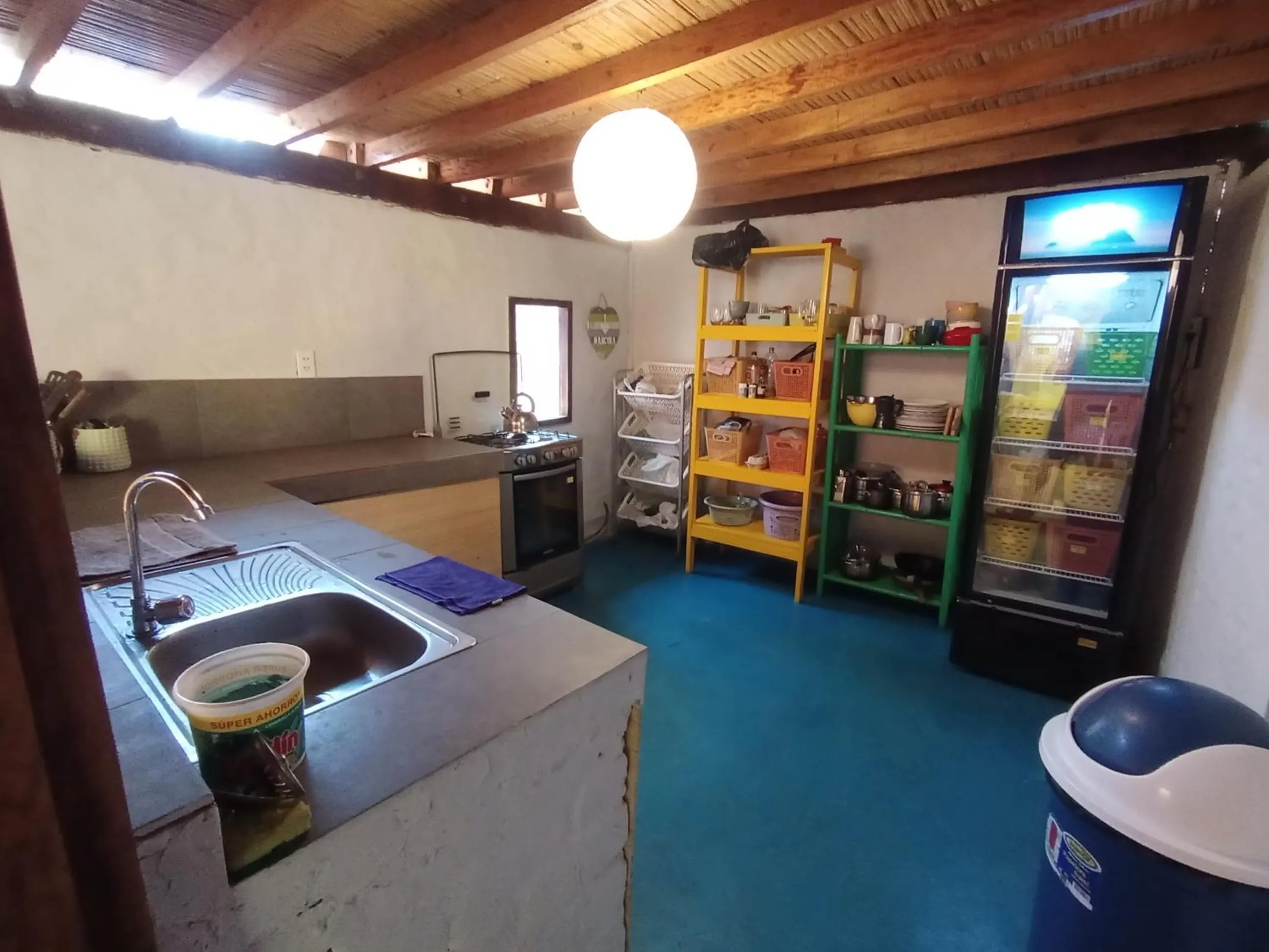 Communal kitchen, Bed in Casa Naranja