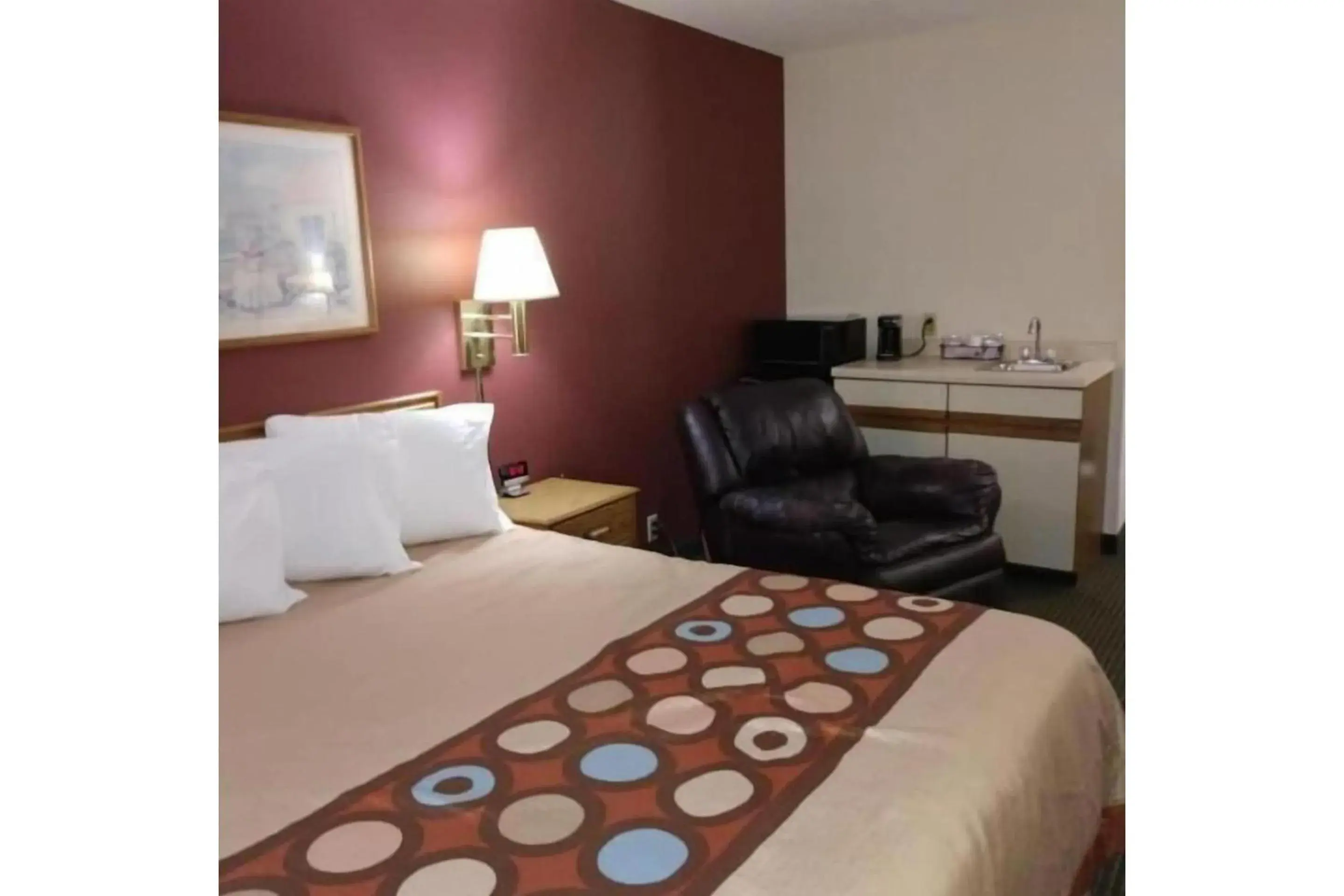 King Bed Non-Smoking in Wautoma Inn by OYO near Airport WI 73 King Bed Non-Smoking in Wautoma Inn by OYO near Airport WI 73