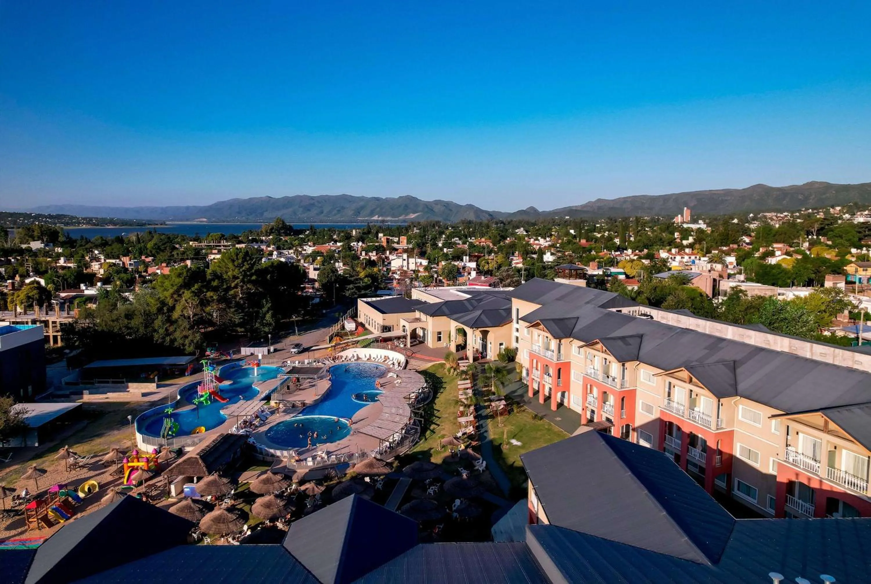 Property building in Howard Johnson Plaza Villa Carlos Paz