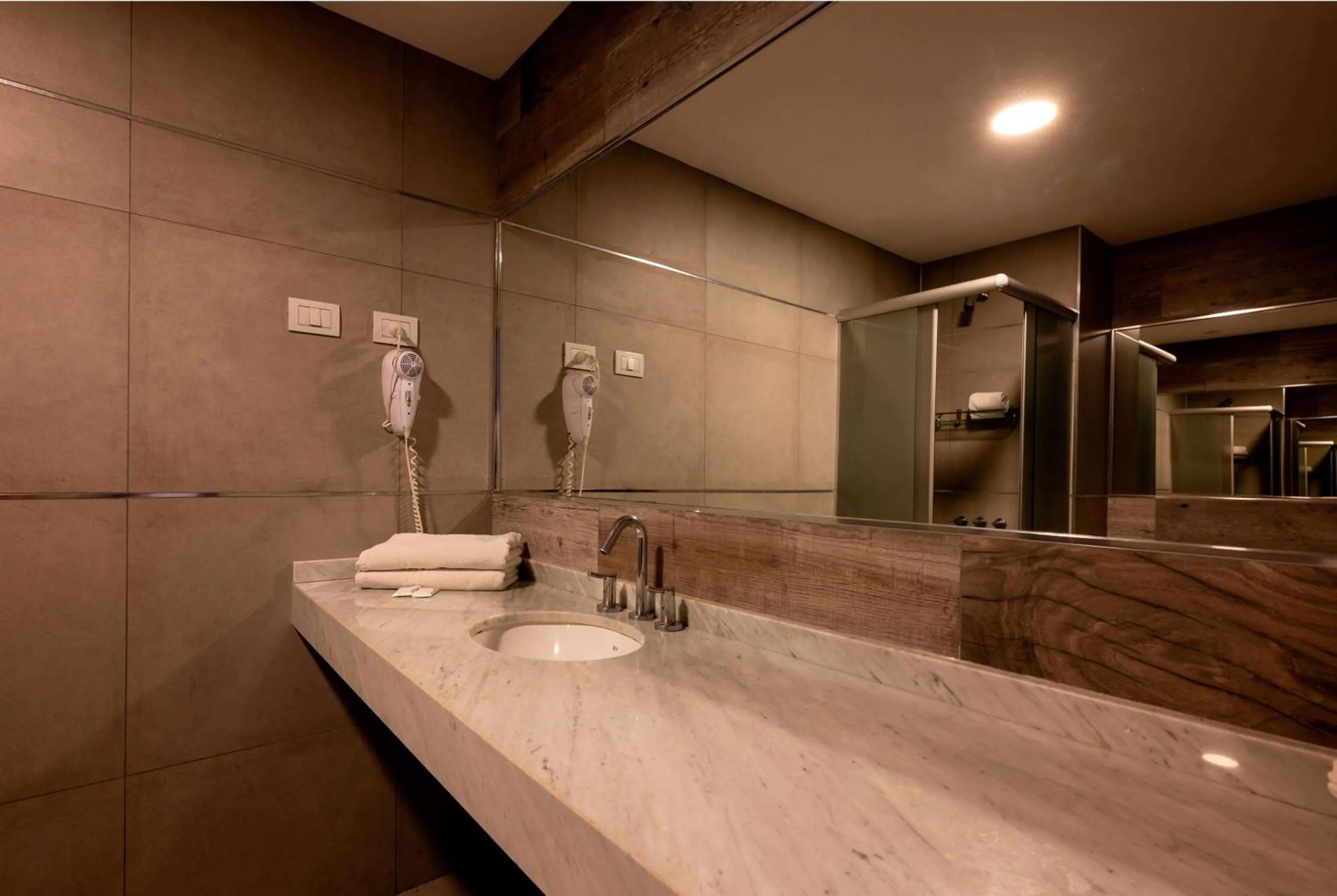 TV and multimedia in Howard Johnson Plaza Villa Carlos Paz