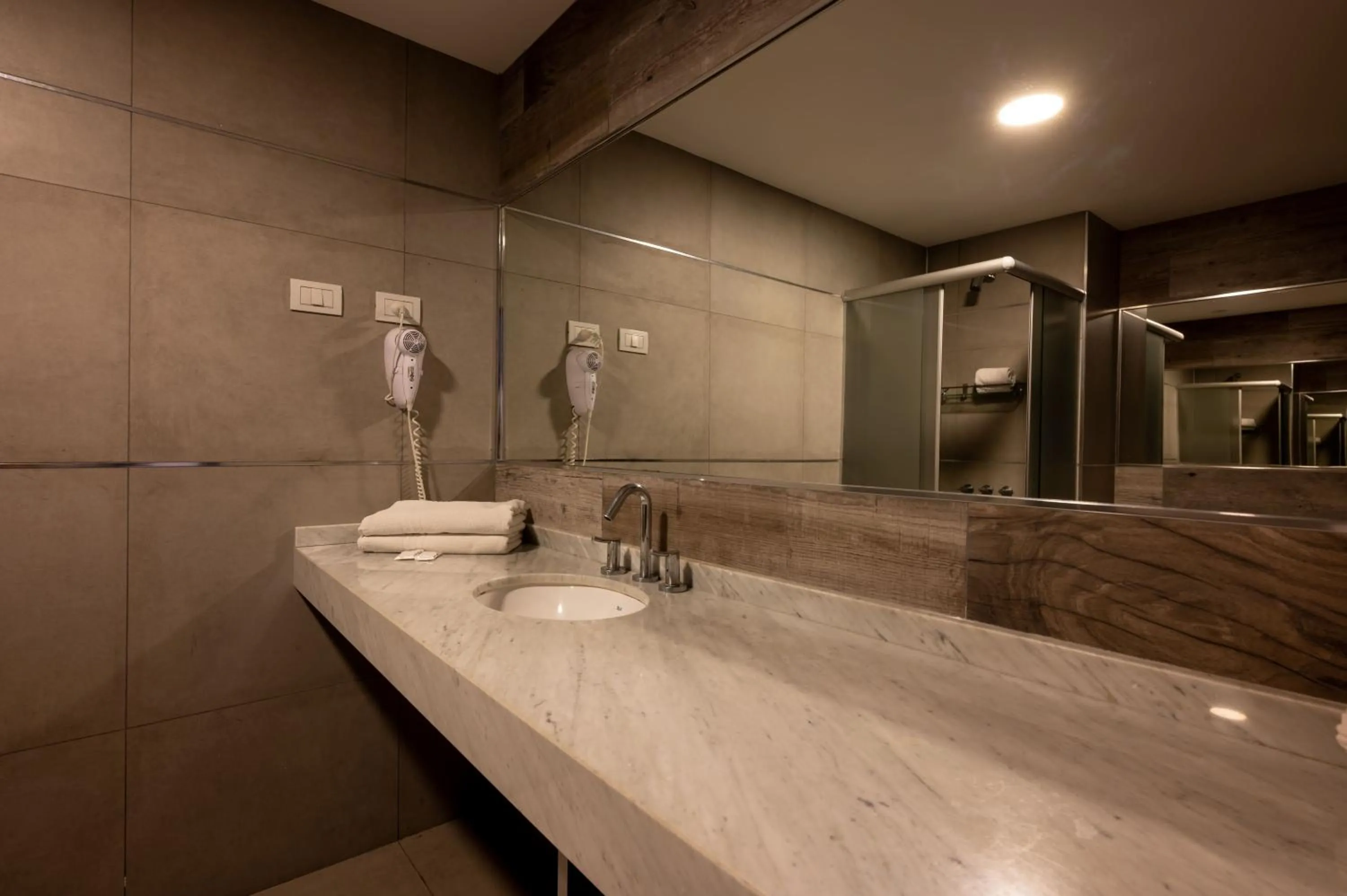 Shower in Howard Johnson Plaza Villa Carlos Paz