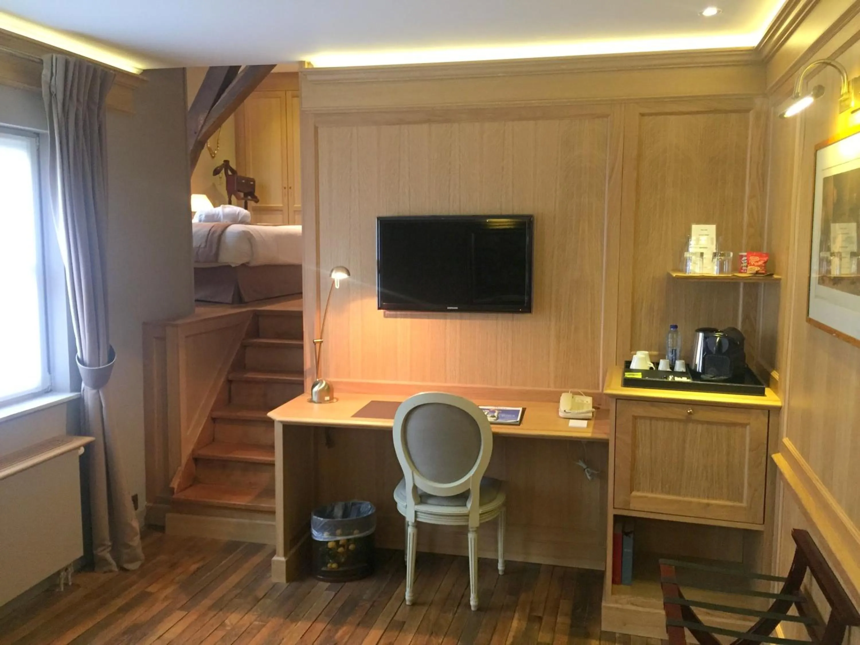 Photo of the whole room in Hotel le Dixseptieme