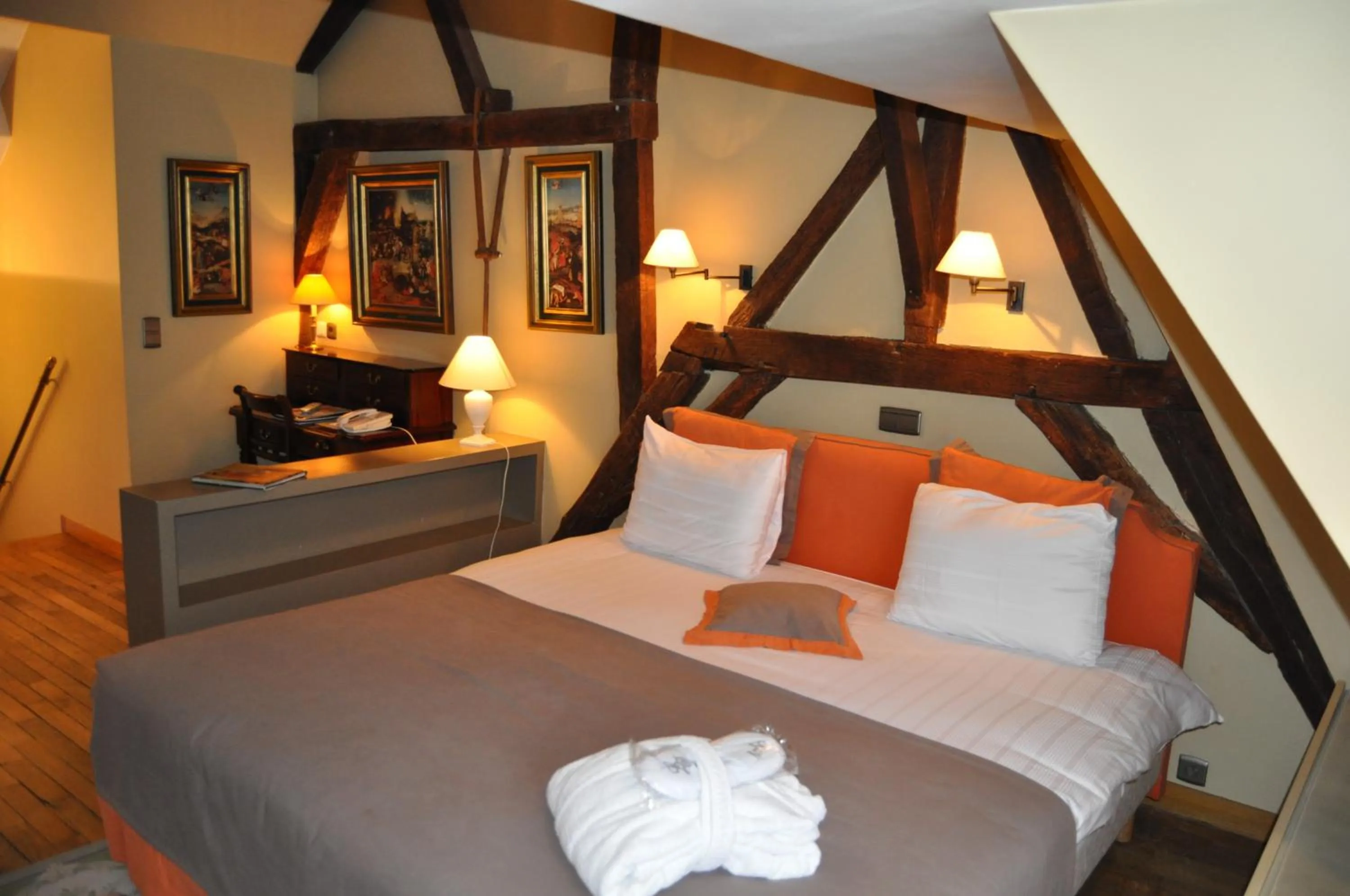 Bed in Hotel le Dixseptieme