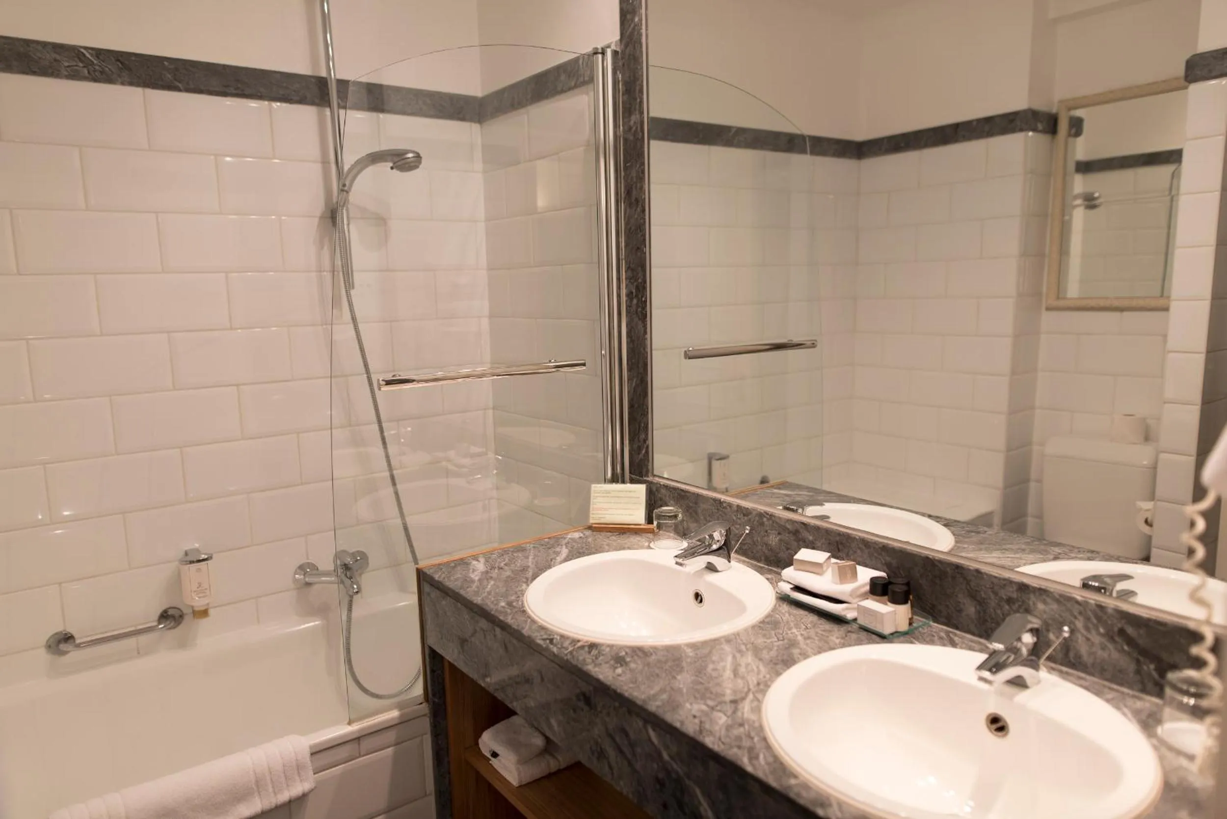 Bathroom in Hotel le Dixseptieme