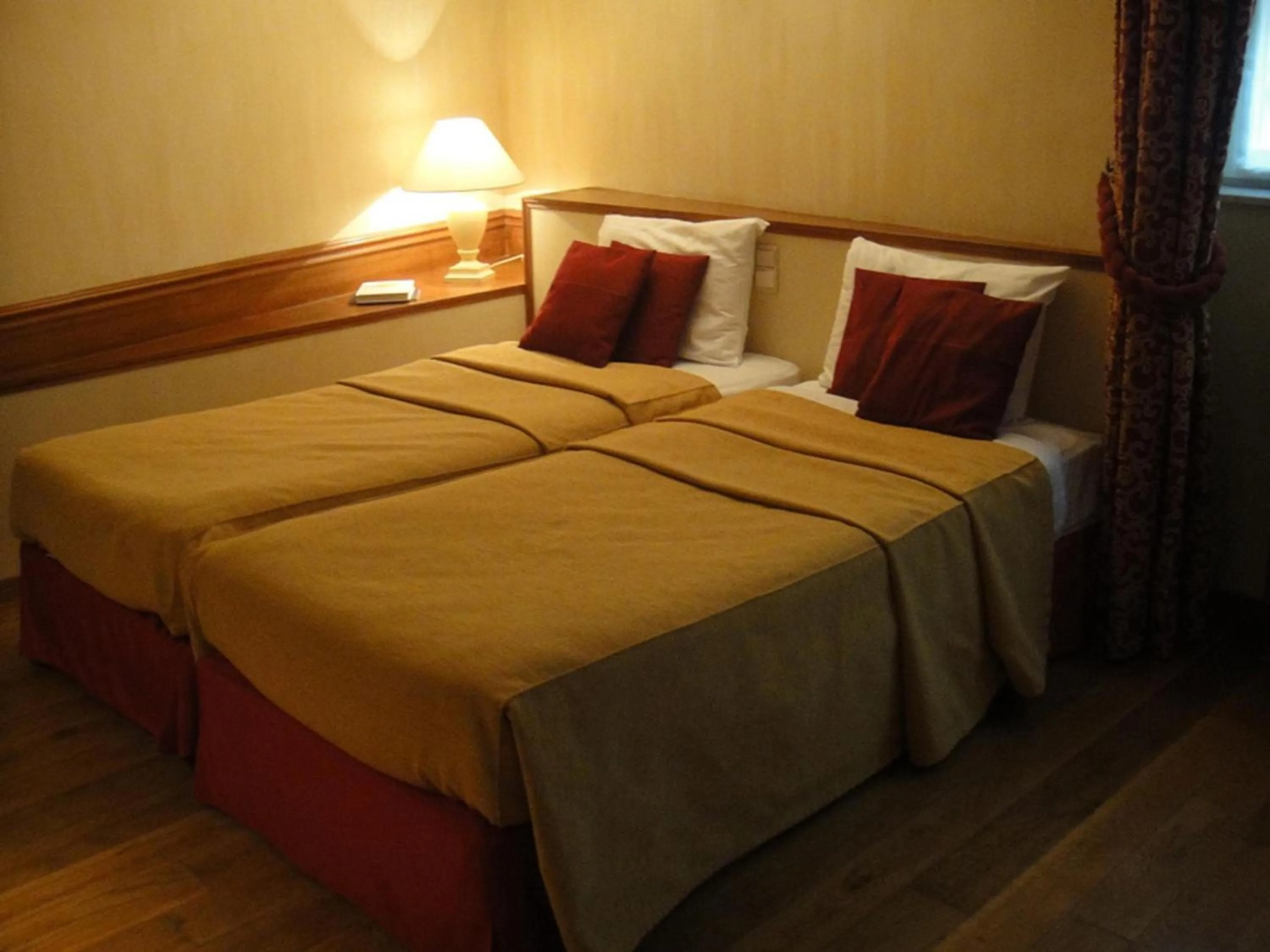 Bed in Hotel le Dixseptieme