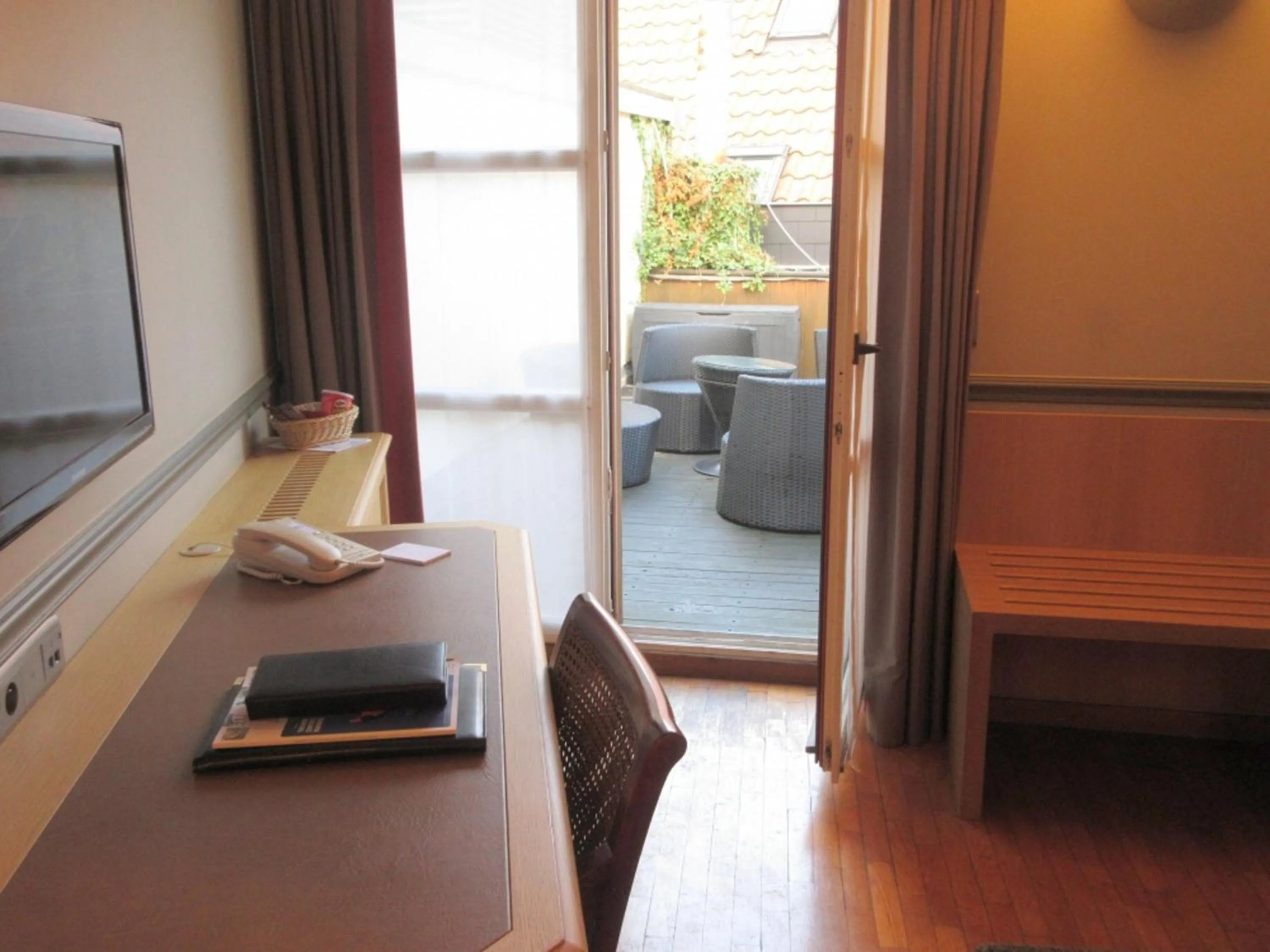 Photo of the whole room in Hotel le Dixseptieme