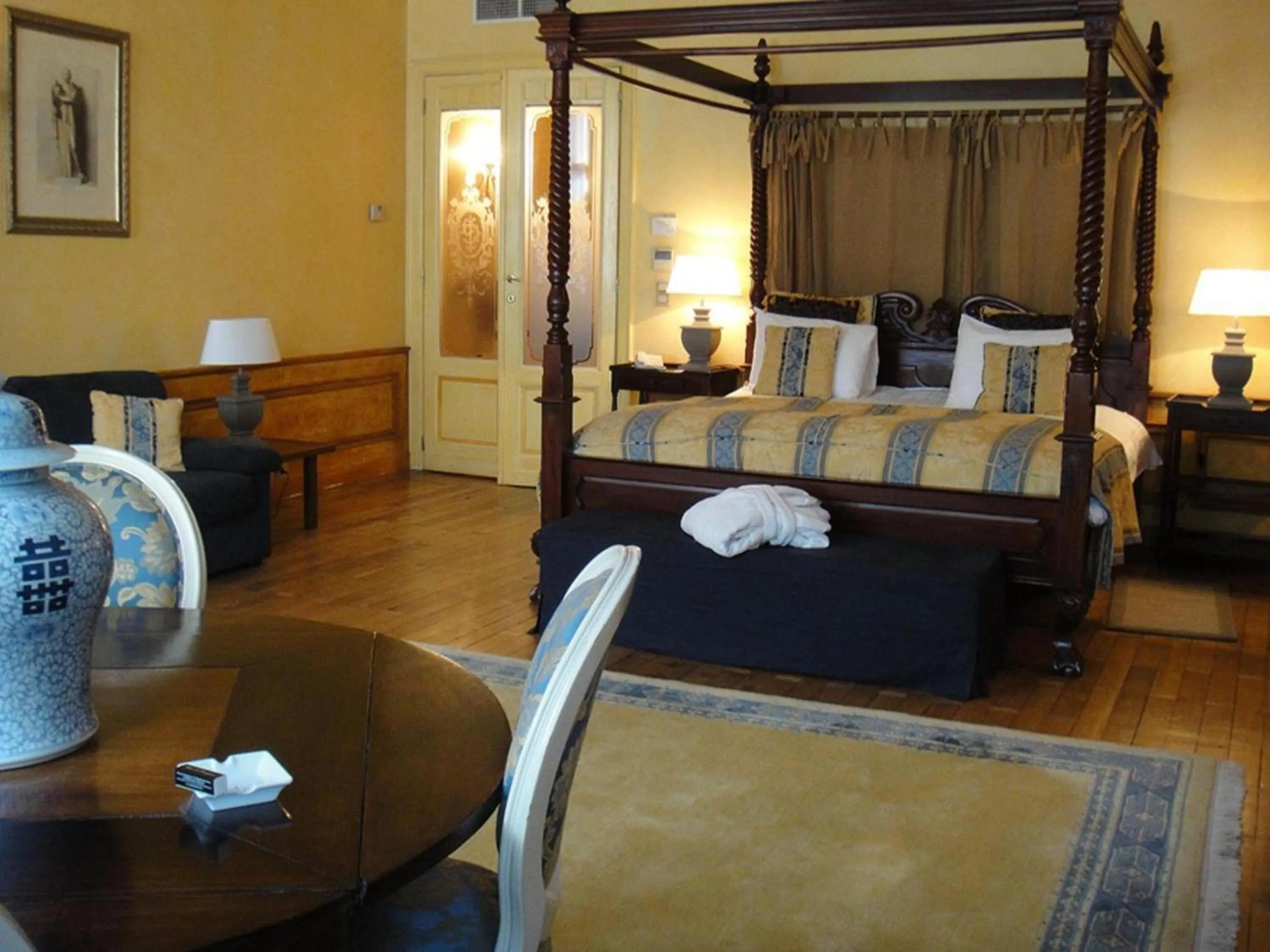 Bed in Hotel le Dixseptieme