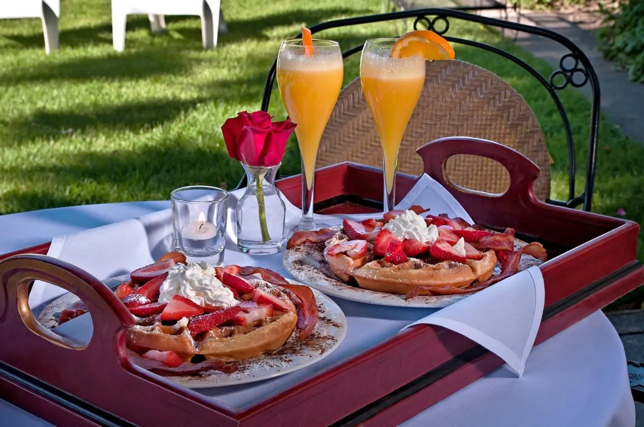 Breakfast in Cozy Rose Inn