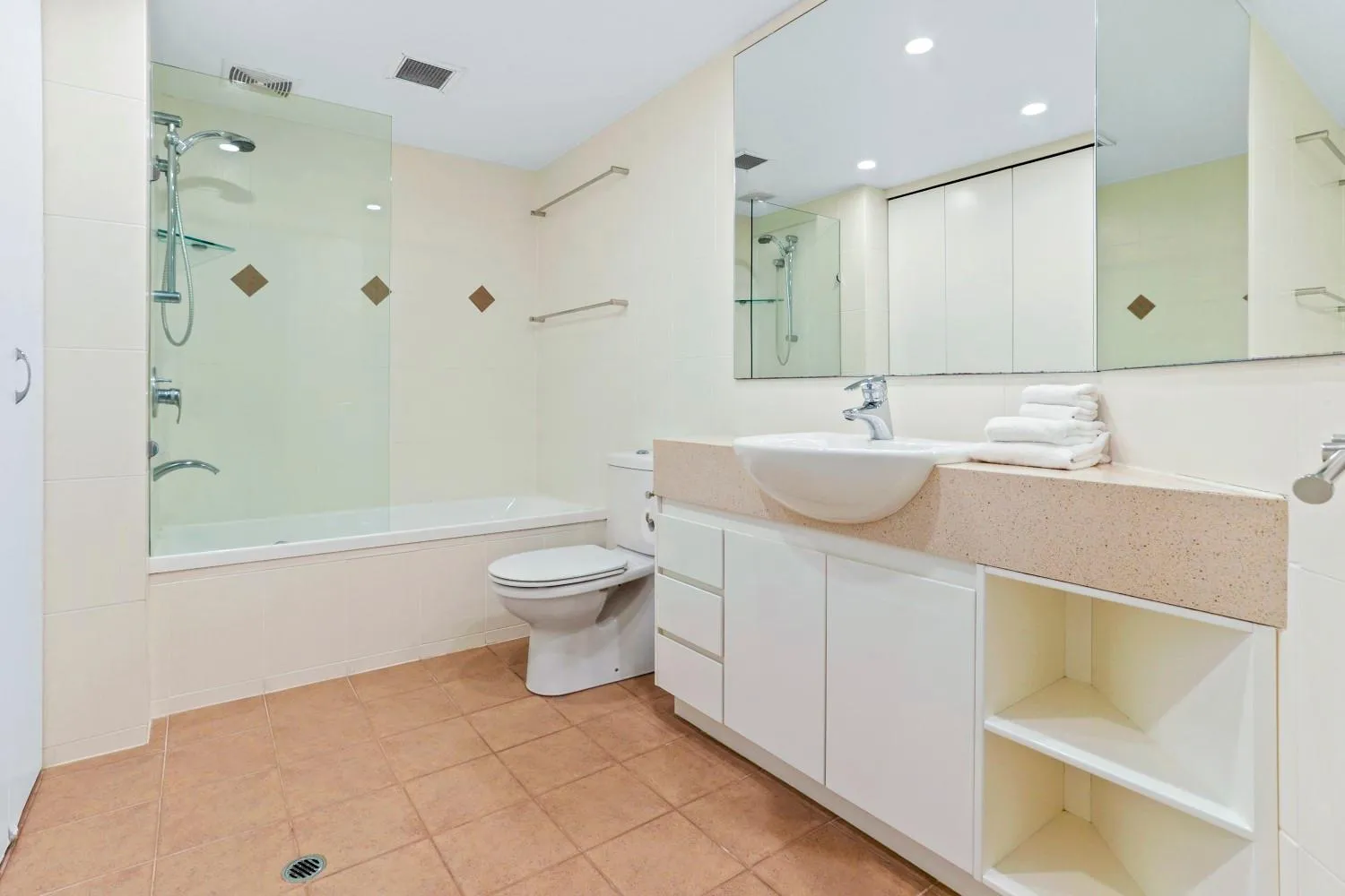 Bathroom in Sun, sand, and surf, Sunrise Beach