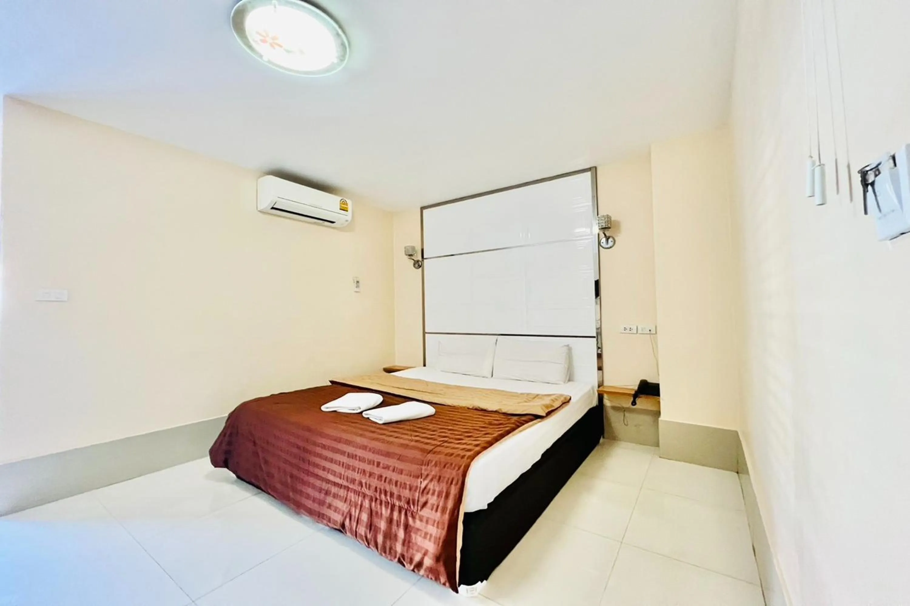 Bed in Veerakit Grand Hotel