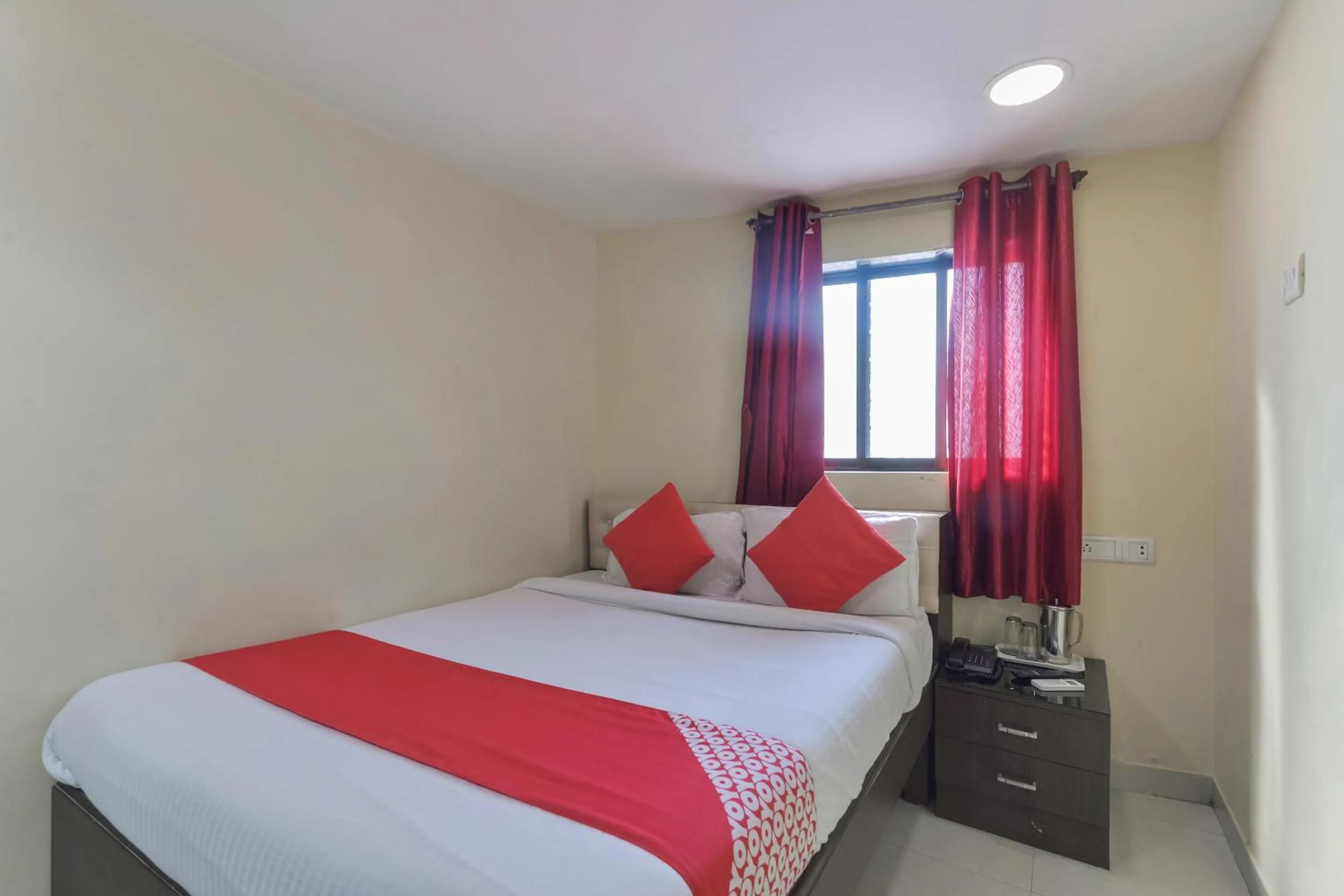 Bedroom in Hotel O Ak Palace Near Chhatrapati Shivaji International Airport