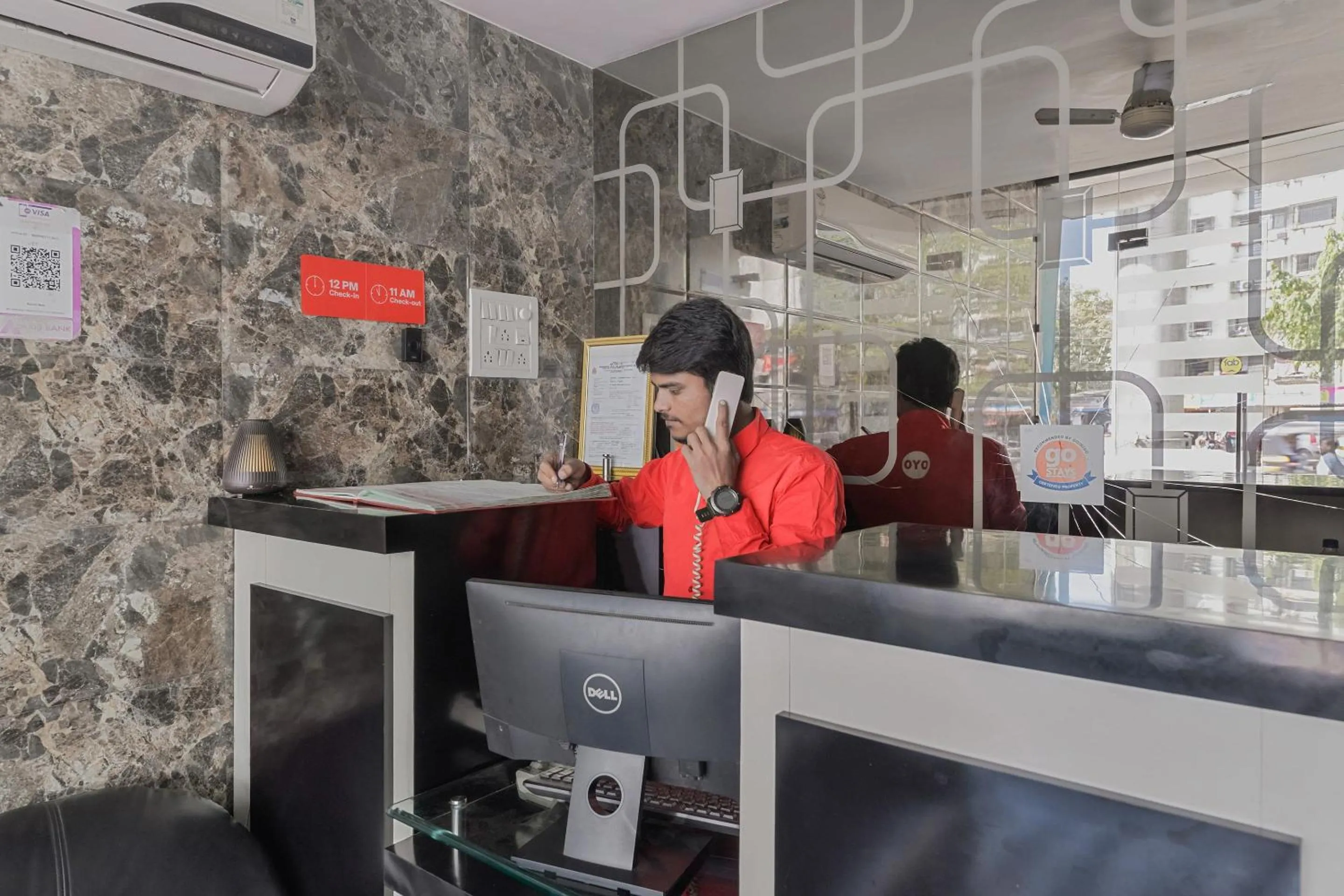 Lobby or reception in Hotel O Ak Palace Near Chhatrapati Shivaji International Airport