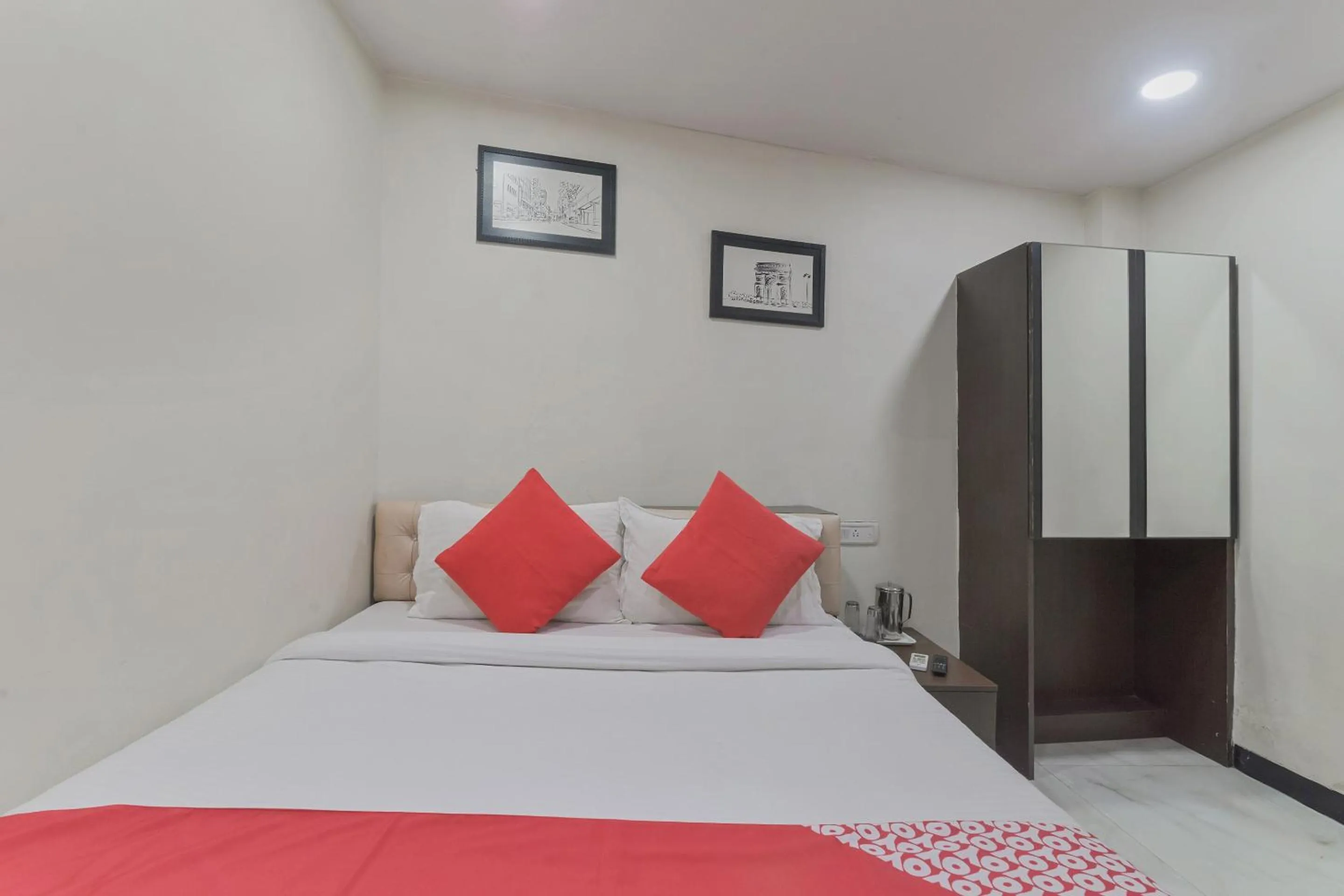 Bedroom in Hotel O Ak Palace Near Chhatrapati Shivaji International Airport