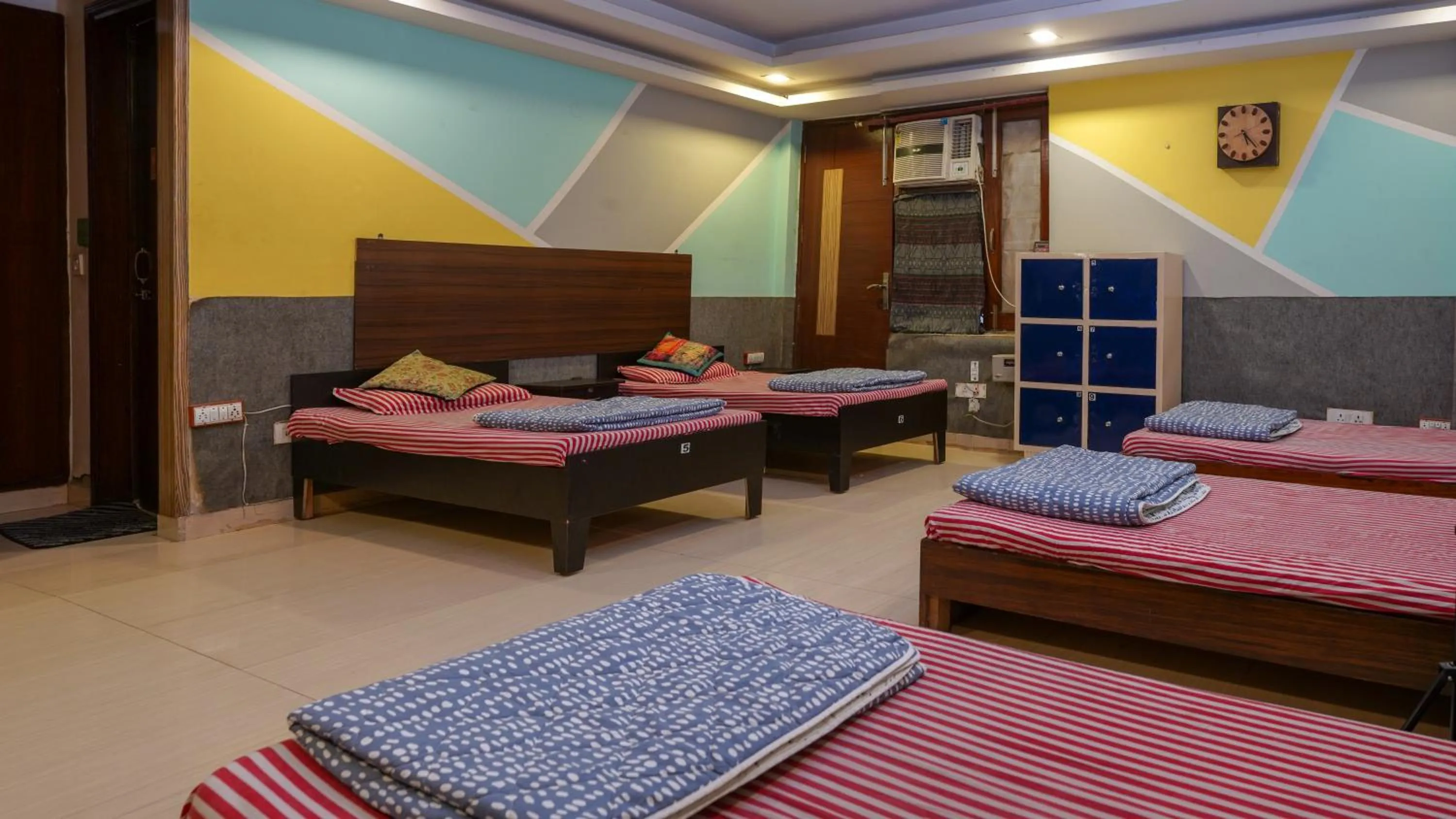 Photo of the whole room, Bed in AmigosIndia