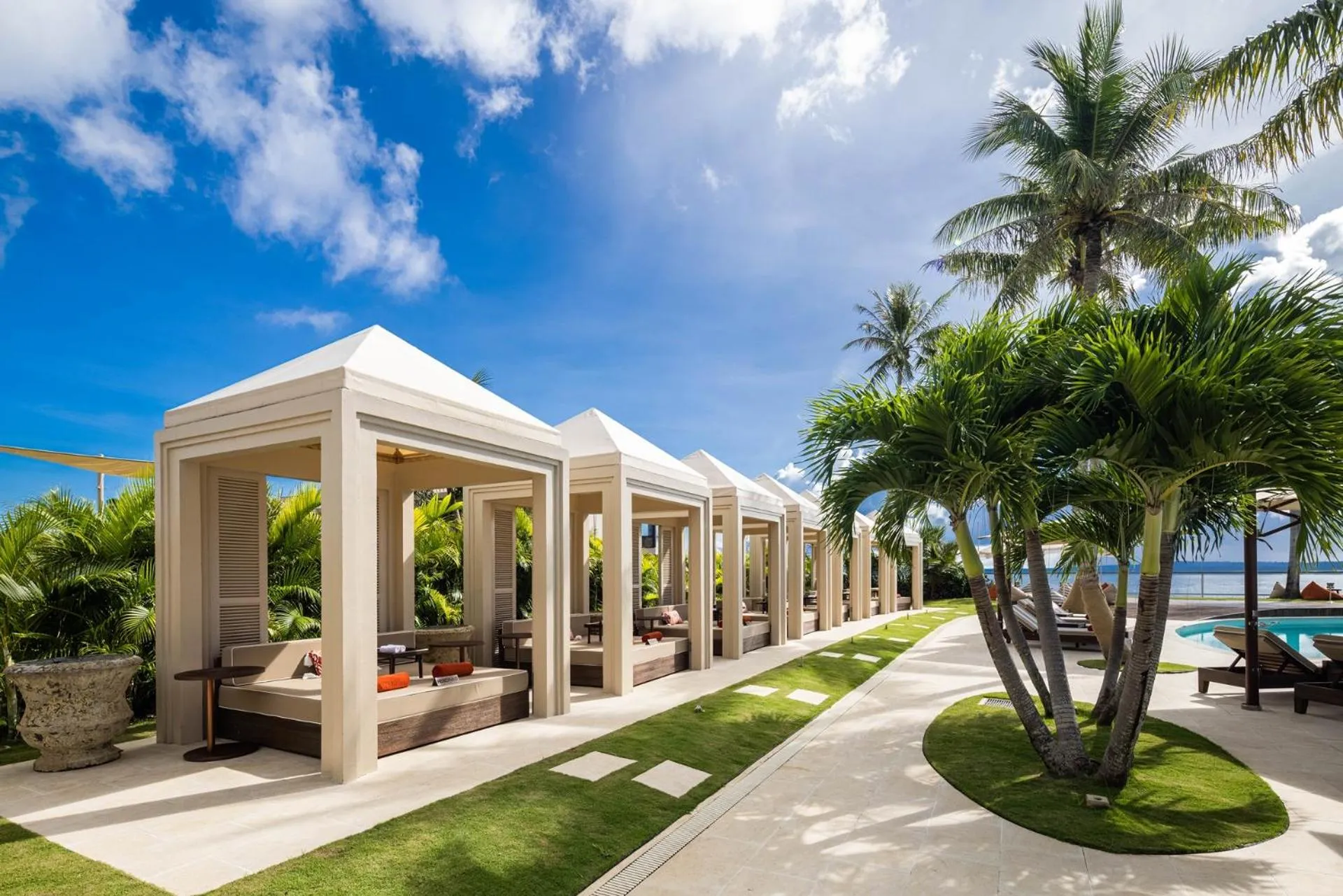 Swimming pool in Coral Ocean Resort
