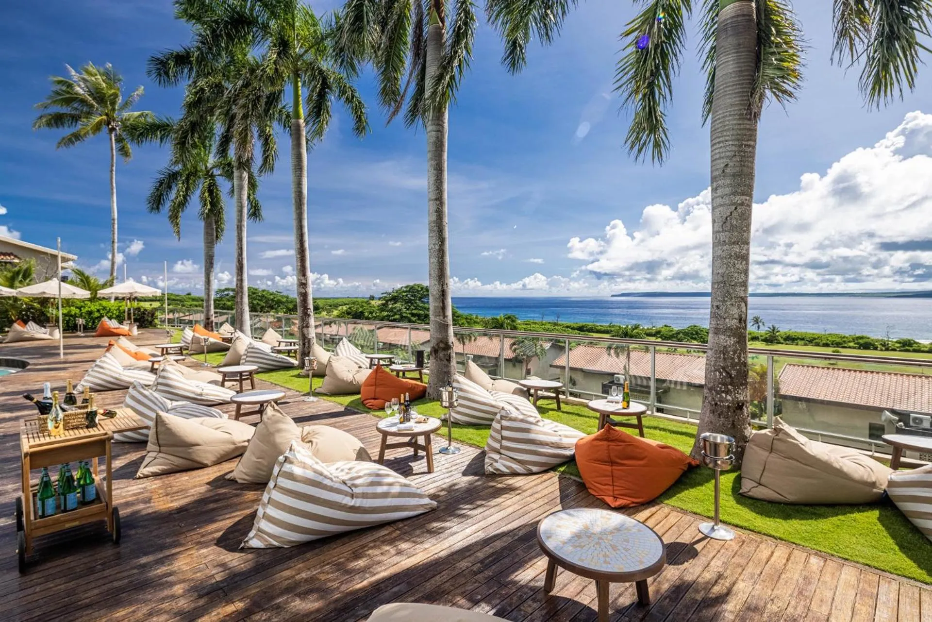 Swimming pool in Coral Ocean Resort