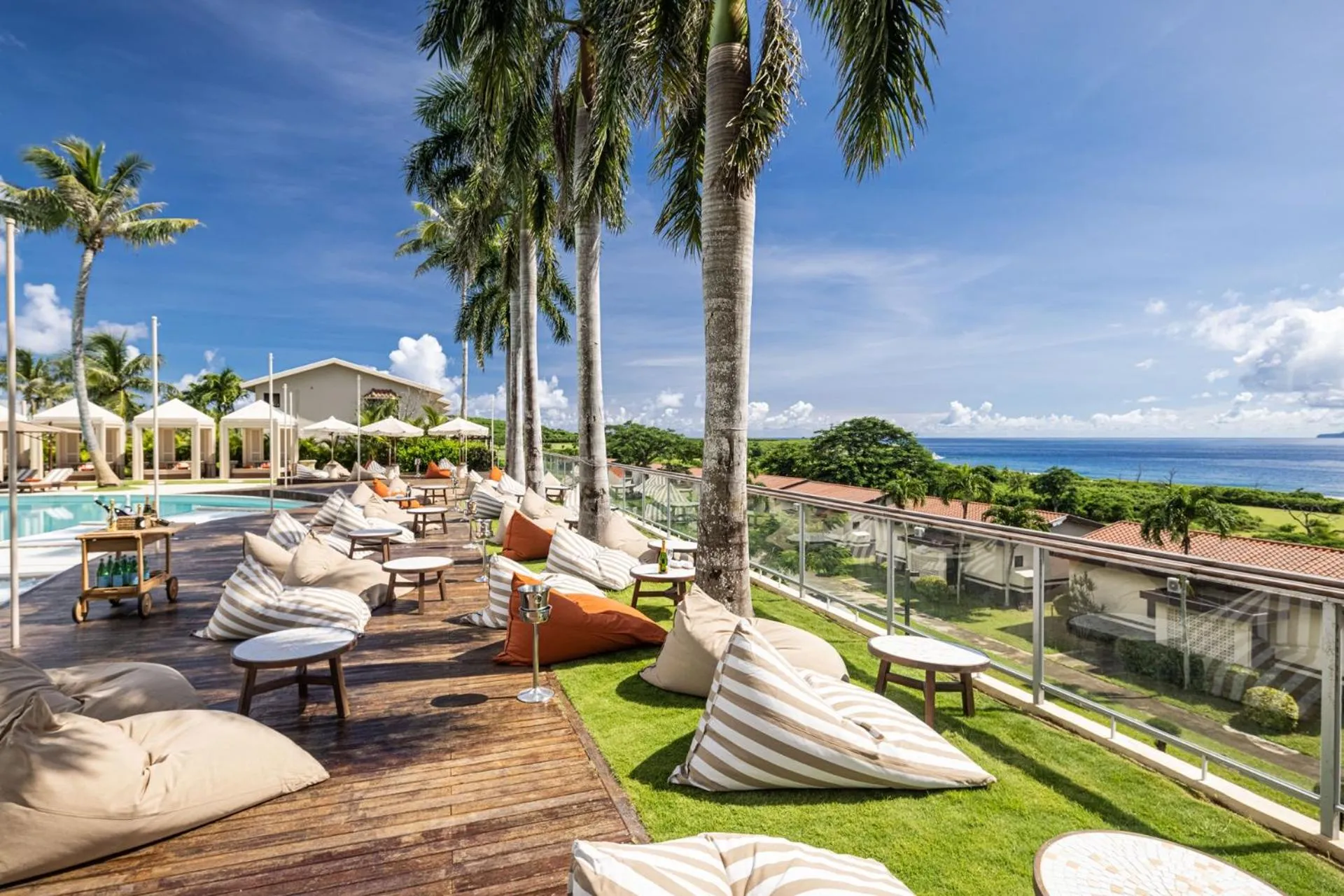 Swimming pool in Coral Ocean Resort