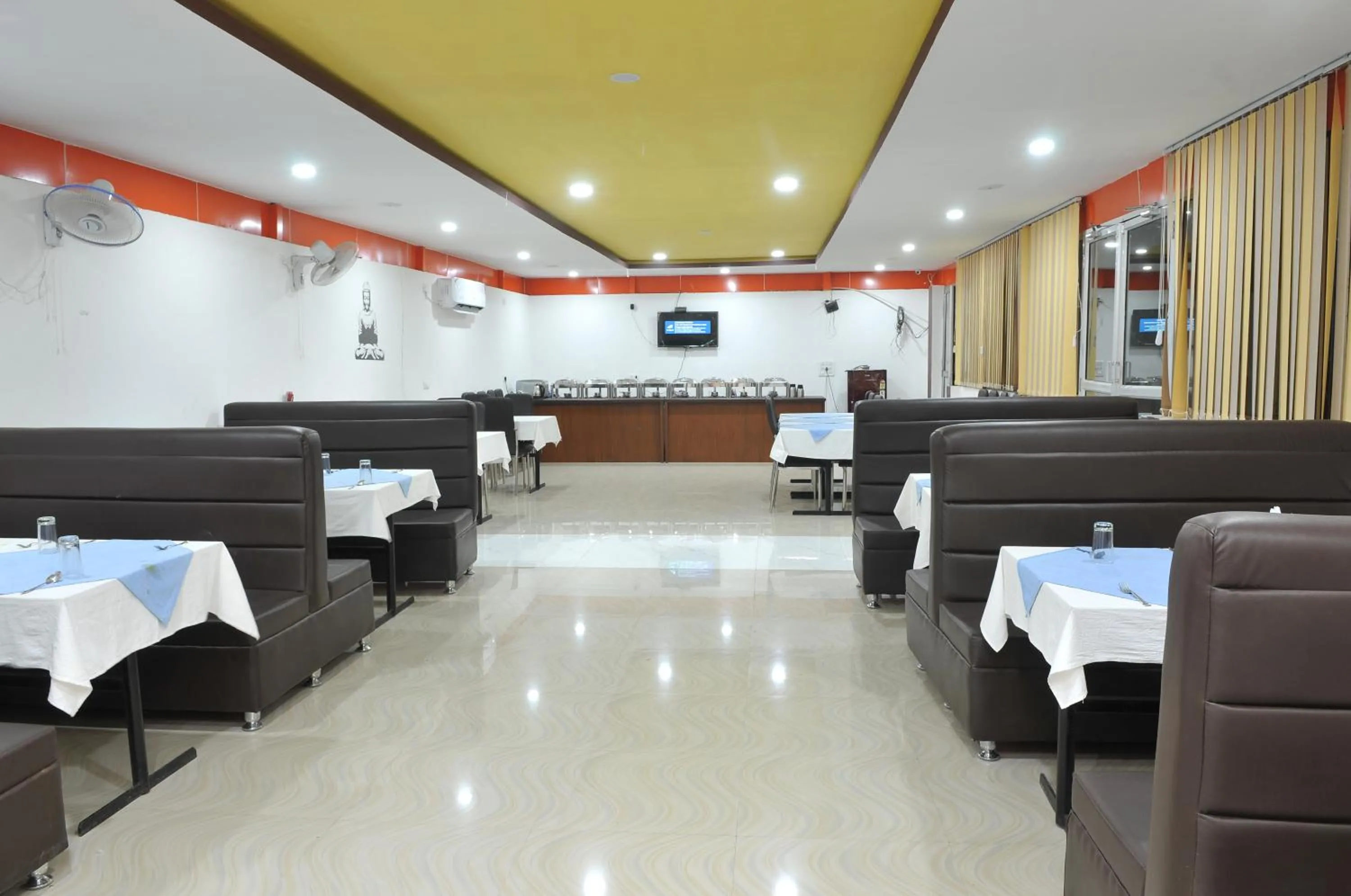 Restaurant/places to eat in New Hotel Shiva
