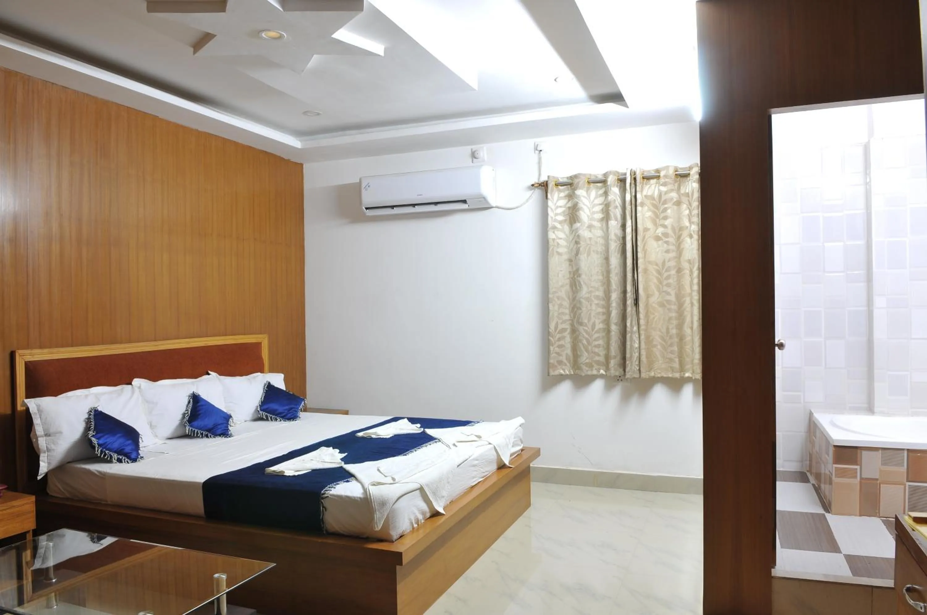 Toilet, Bed in New Hotel Shiva