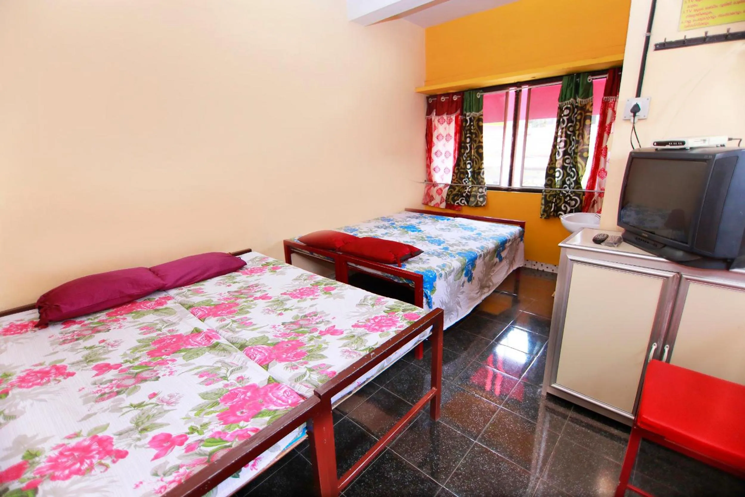 Photo of the whole room, Bed in Pleasant Inn