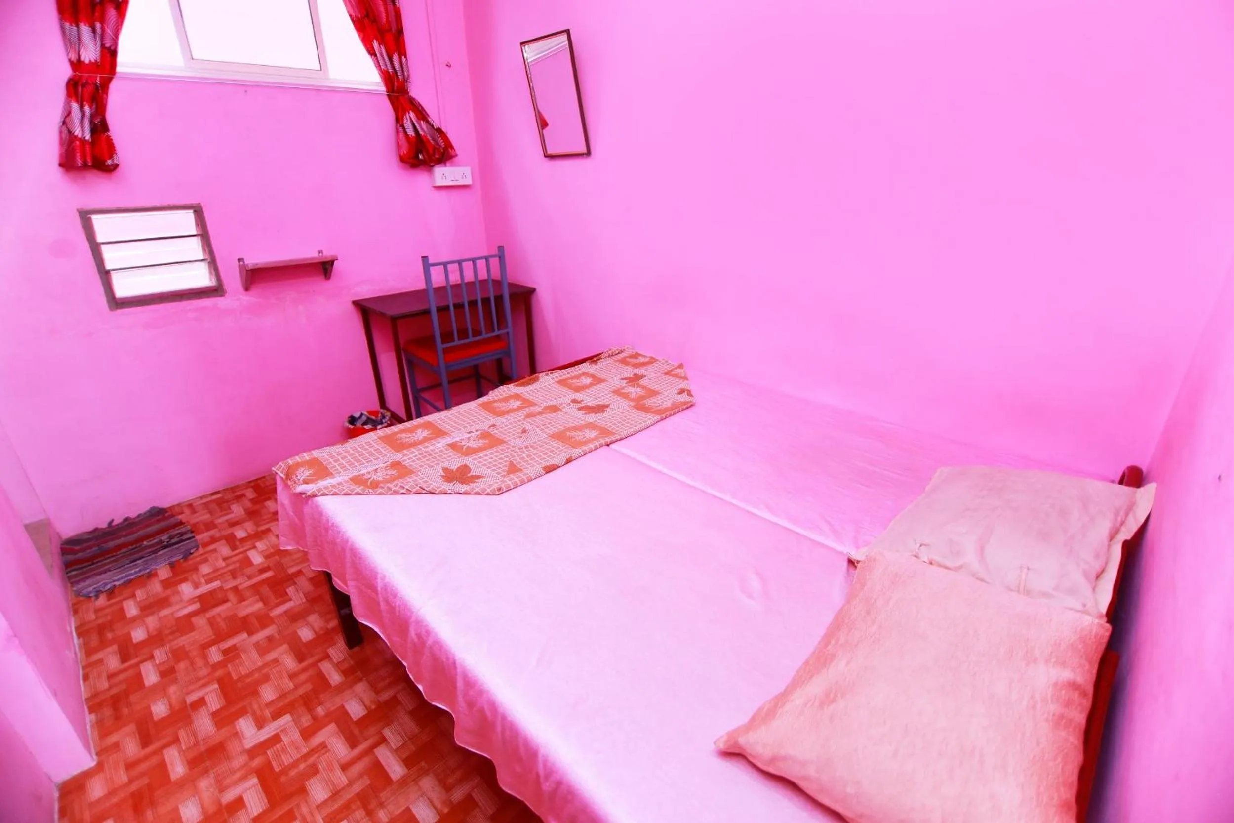 Photo of the whole room, Bed in Pleasant Inn