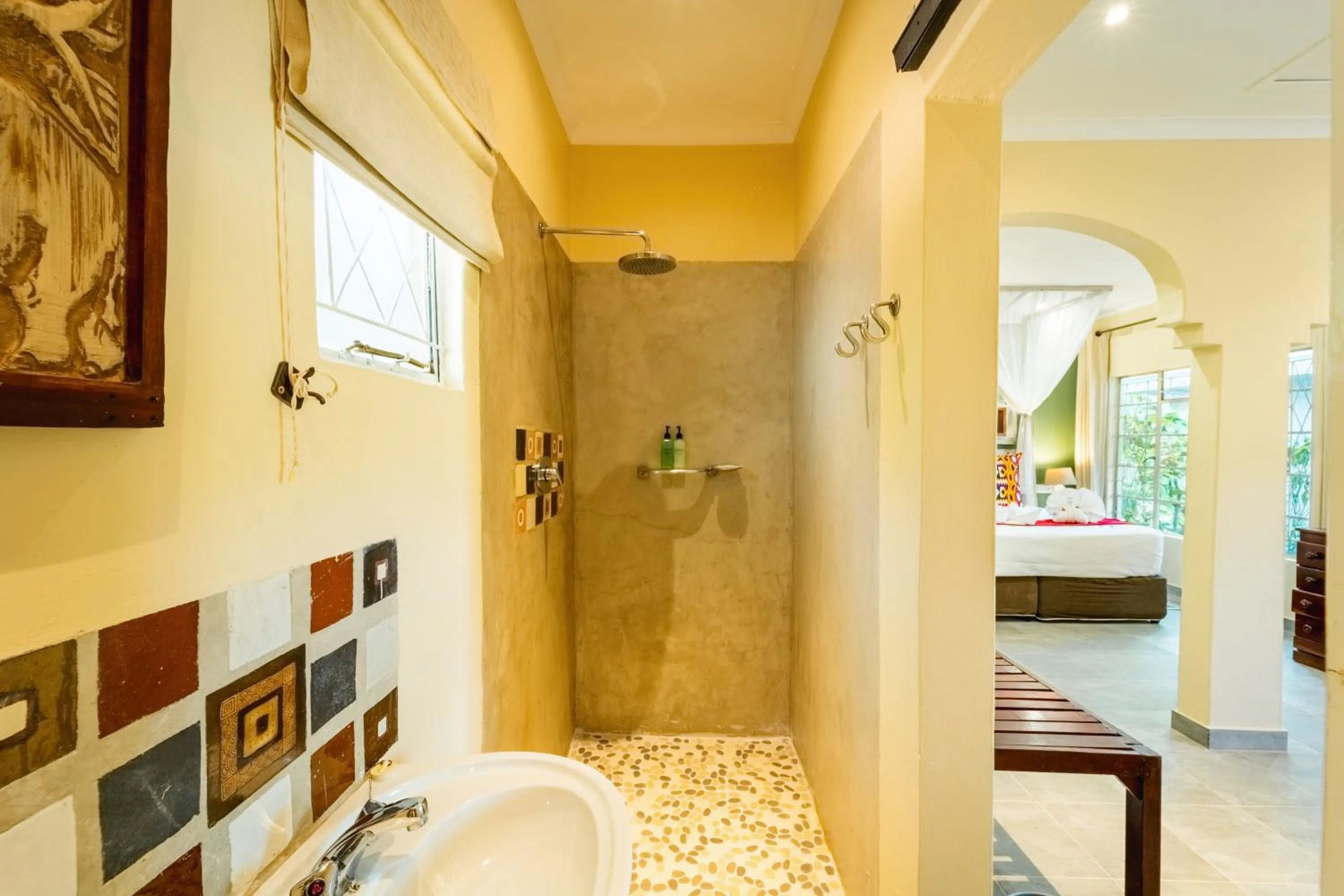 Shower, Bed in Bayete Guest Lodge