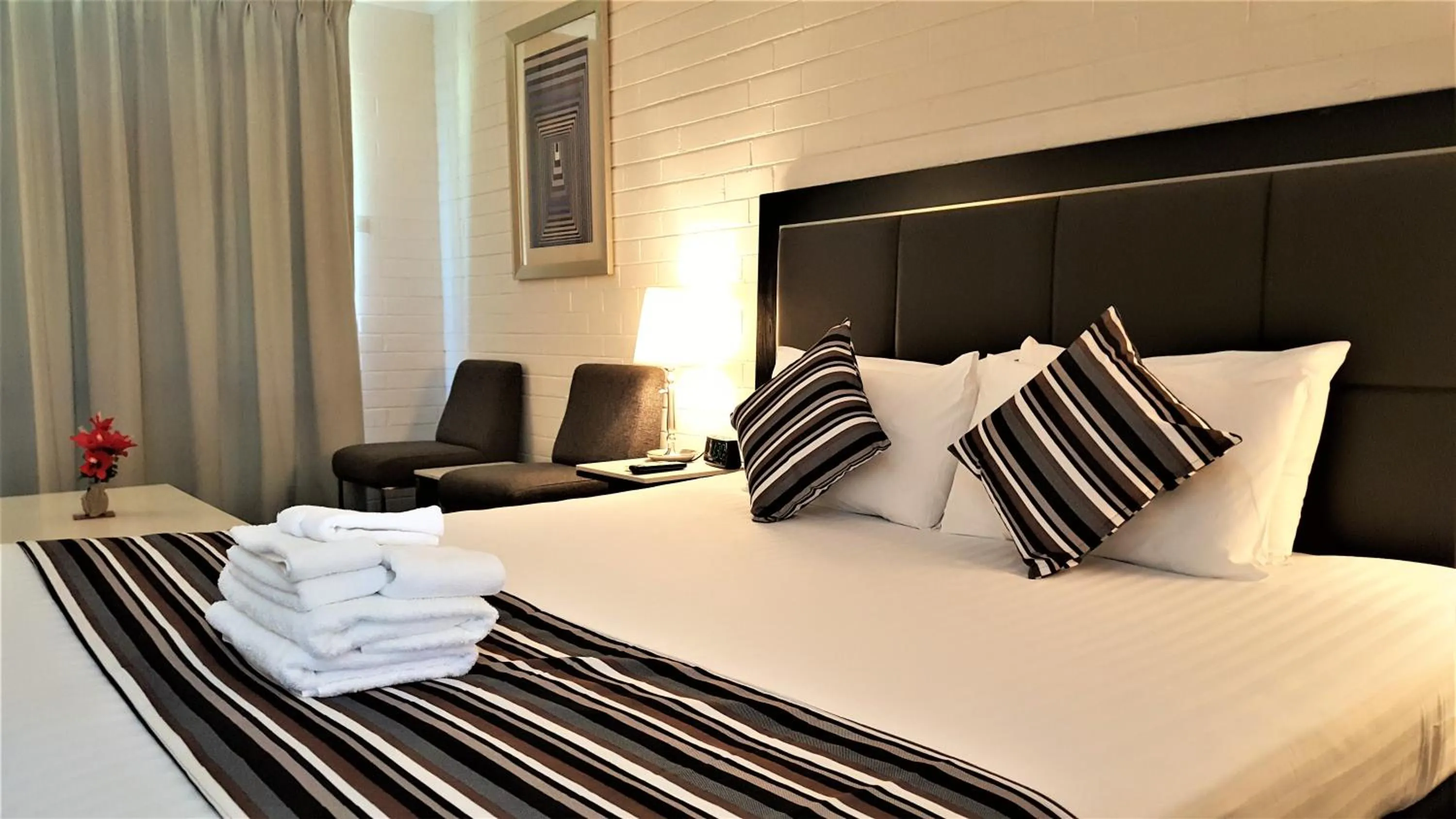 Bed in Hibiscus Lakeside Motel