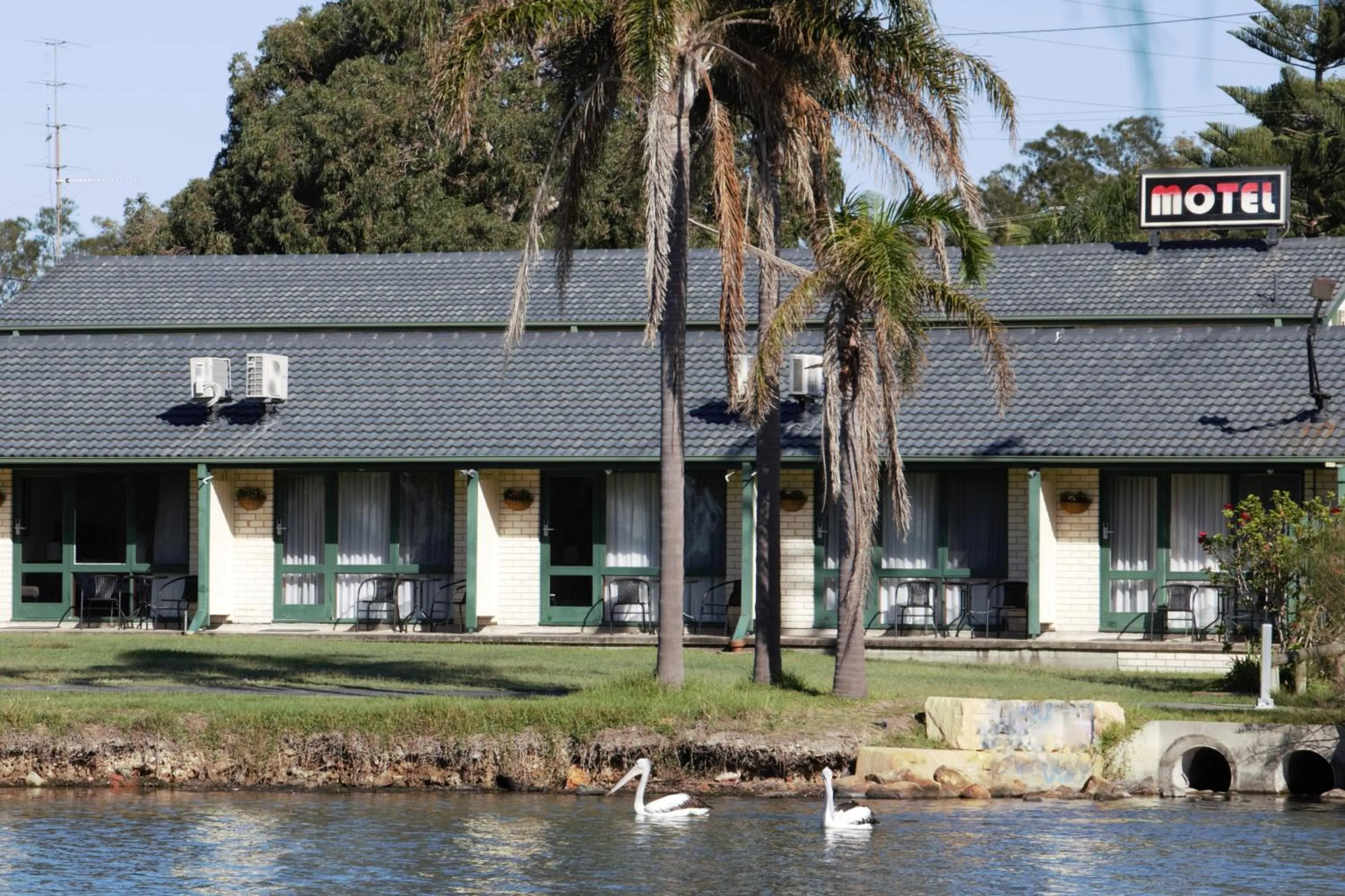 Property building in Hibiscus Lakeside Motel