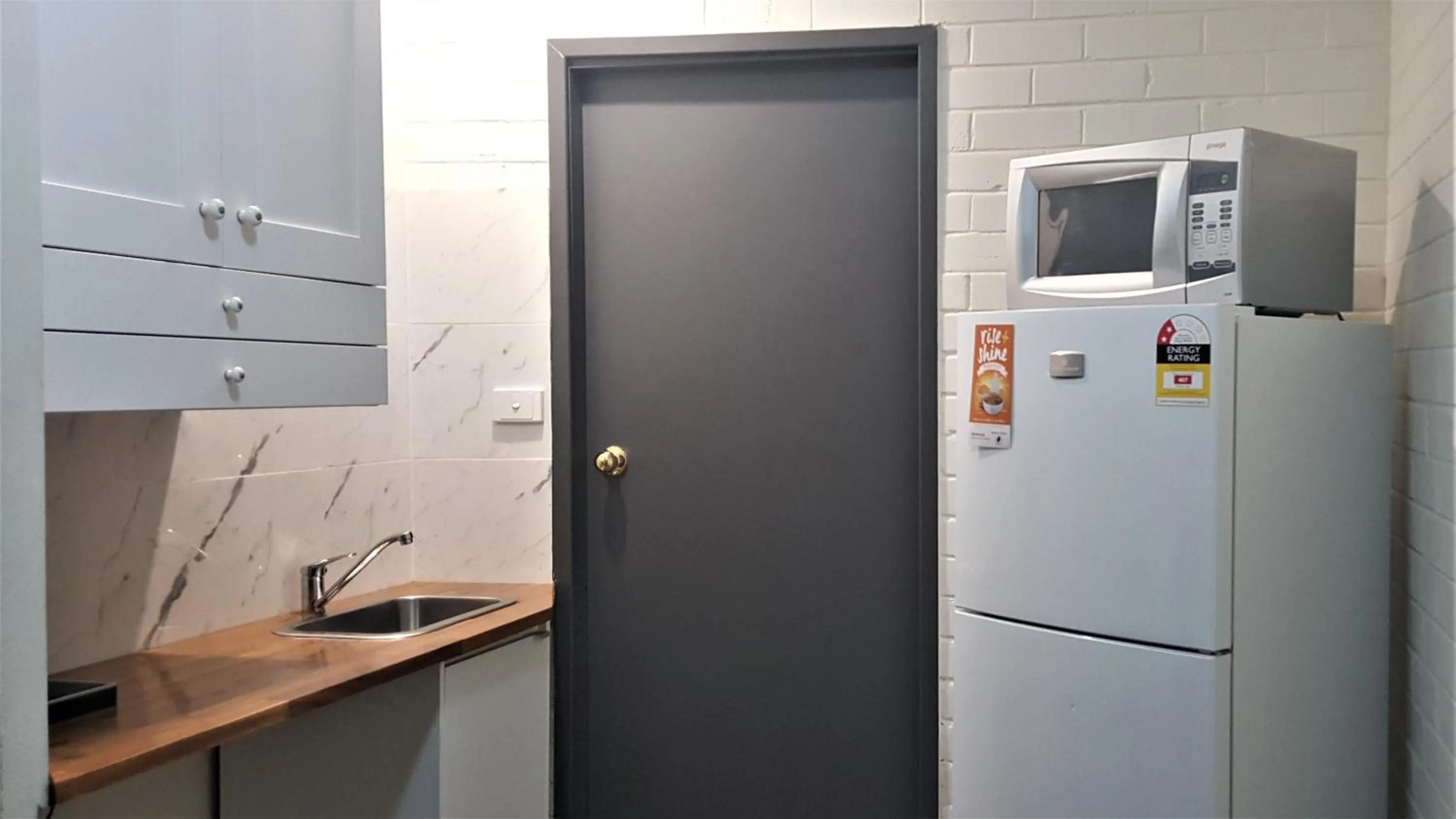 Kitchen or kitchenette in Hibiscus Lakeside Motel