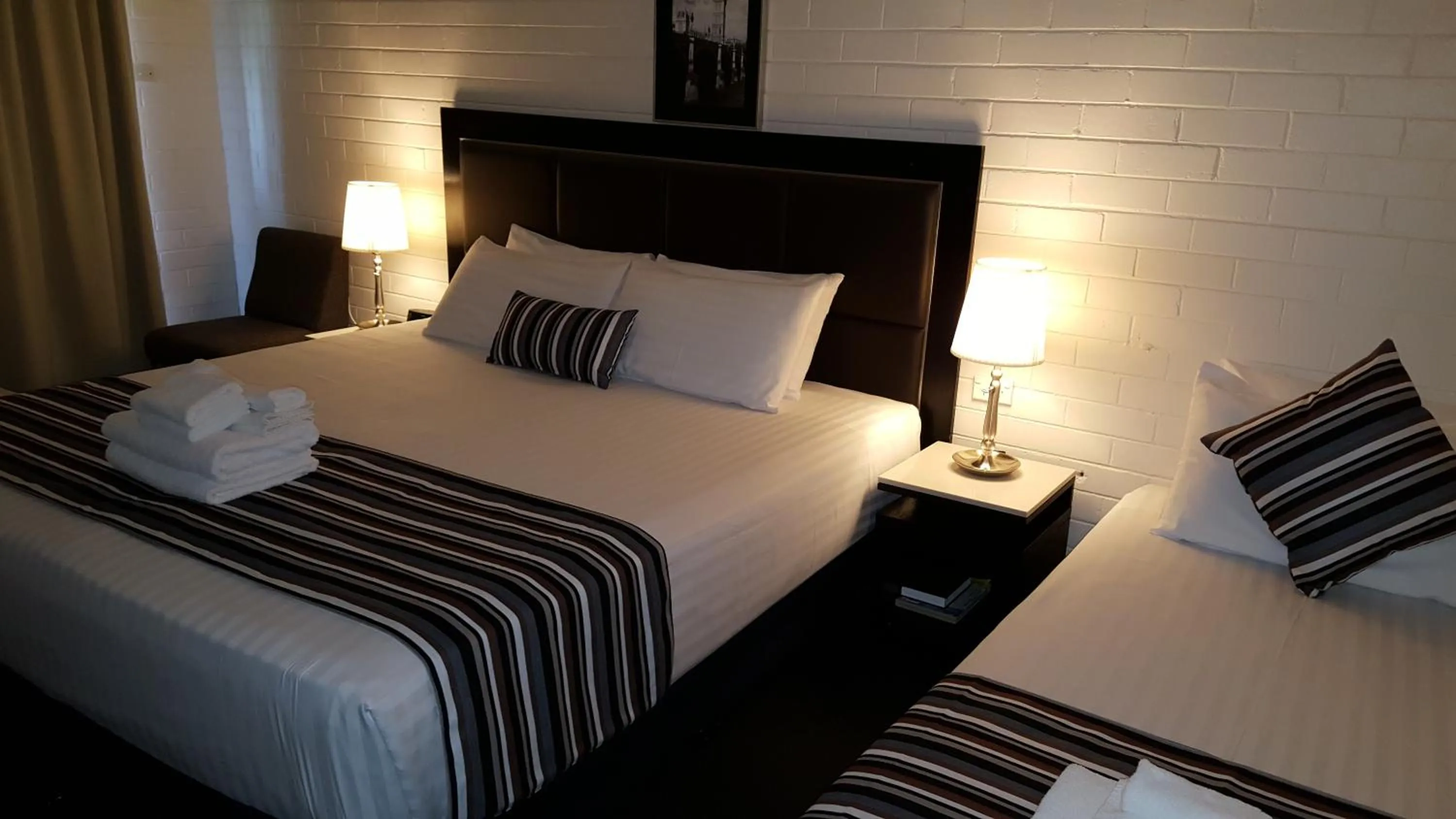 Bed in Hibiscus Lakeside Motel