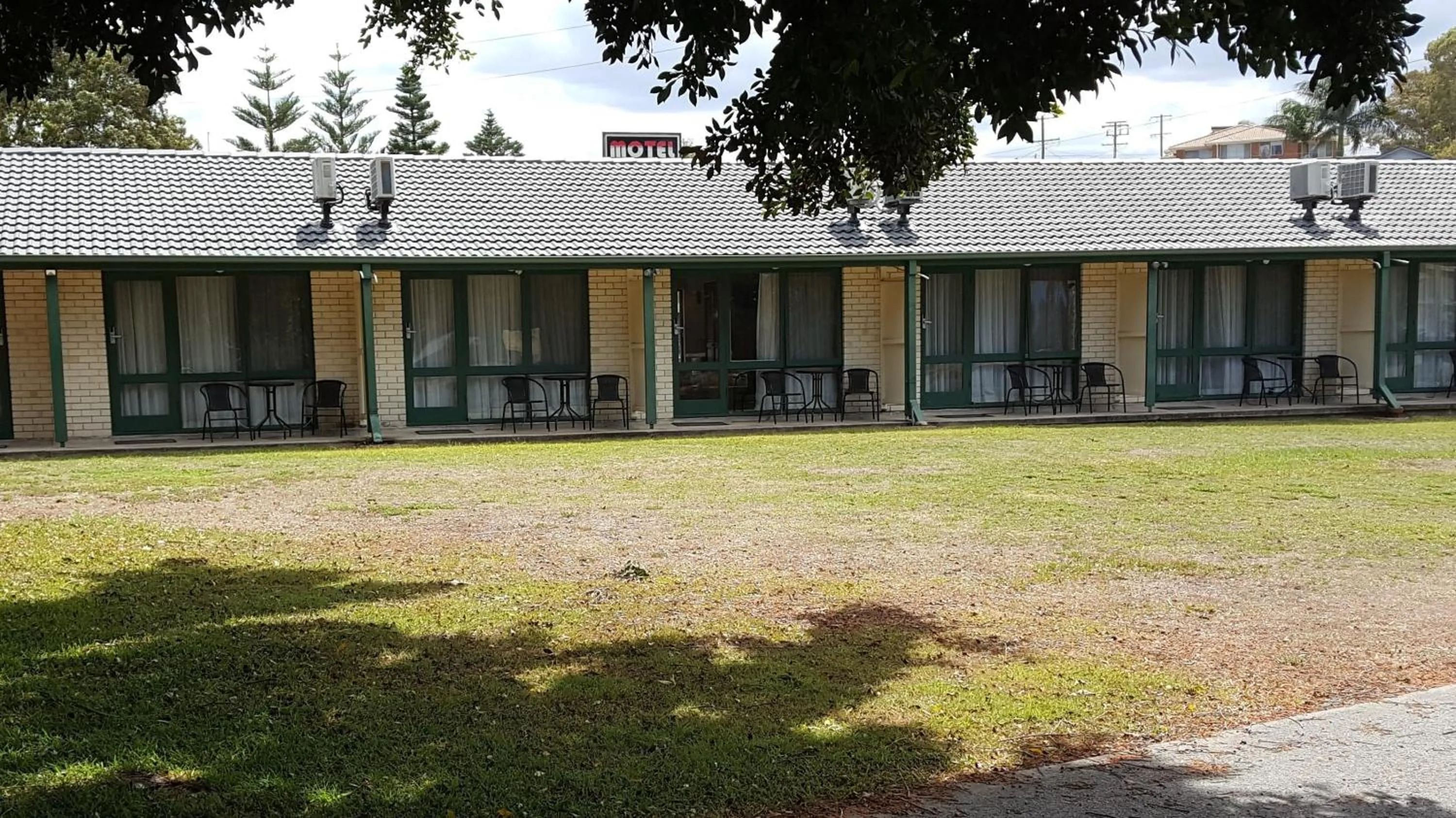 Property building in Hibiscus Lakeside Motel