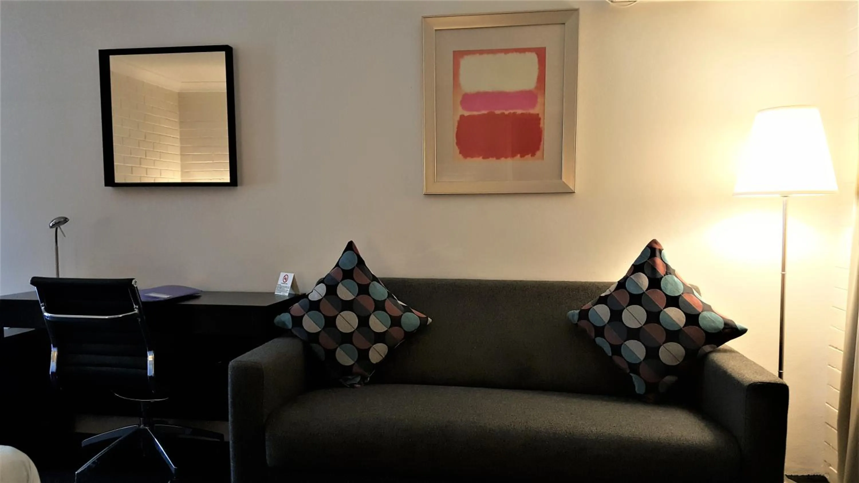 Seating area in Hibiscus Lakeside Motel