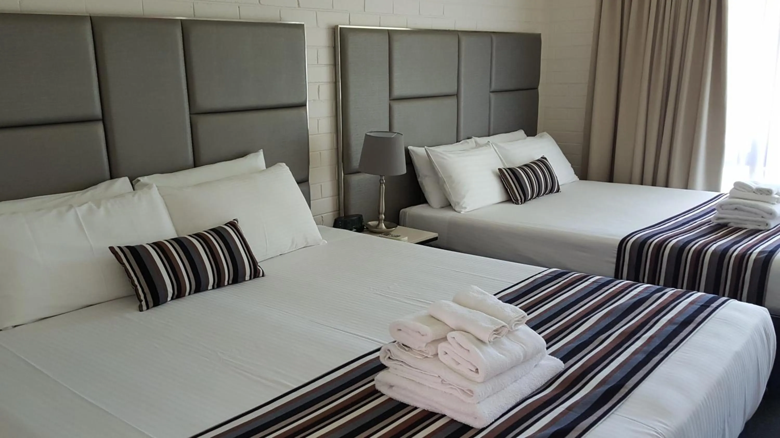 Bedroom, Bed in Hibiscus Lakeside Motel