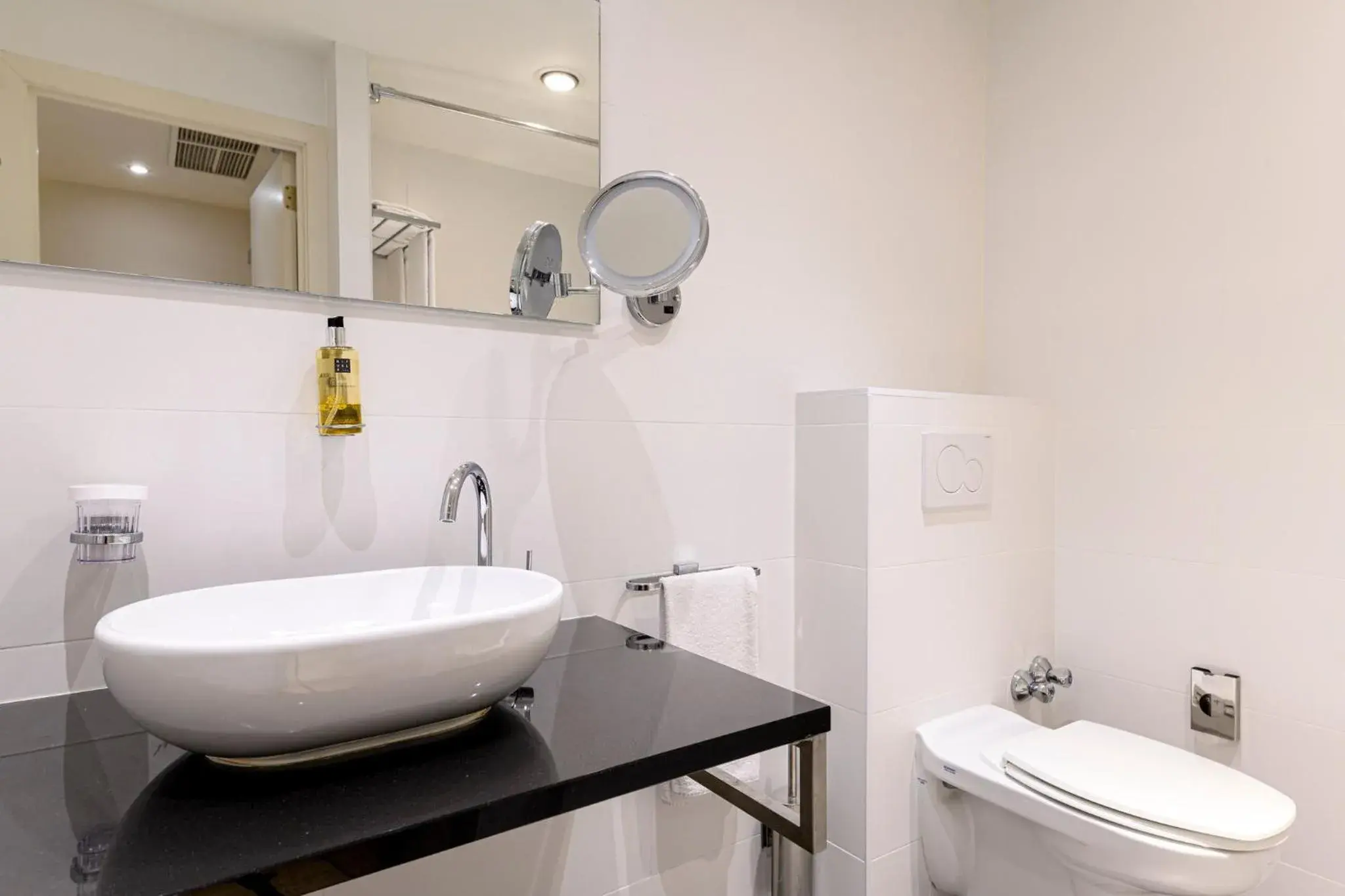 Photo of the whole room in Holiday Inn Brussels Schuman by IHG Photo of the whole room in Holiday Inn Brussels Schuman by IHG