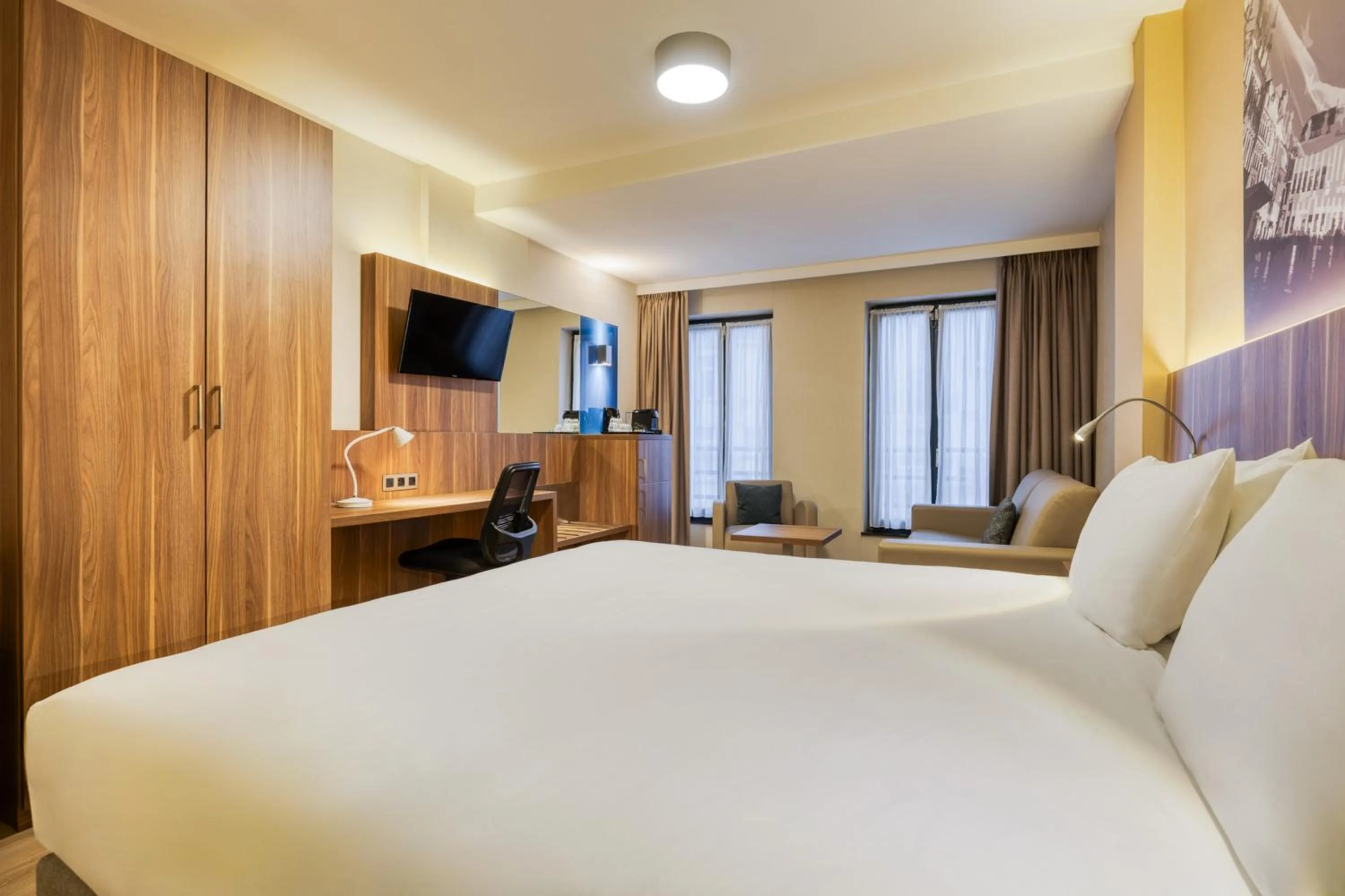 Photo of the whole room, Bed in Holiday Inn Brussels Schuman by IHG