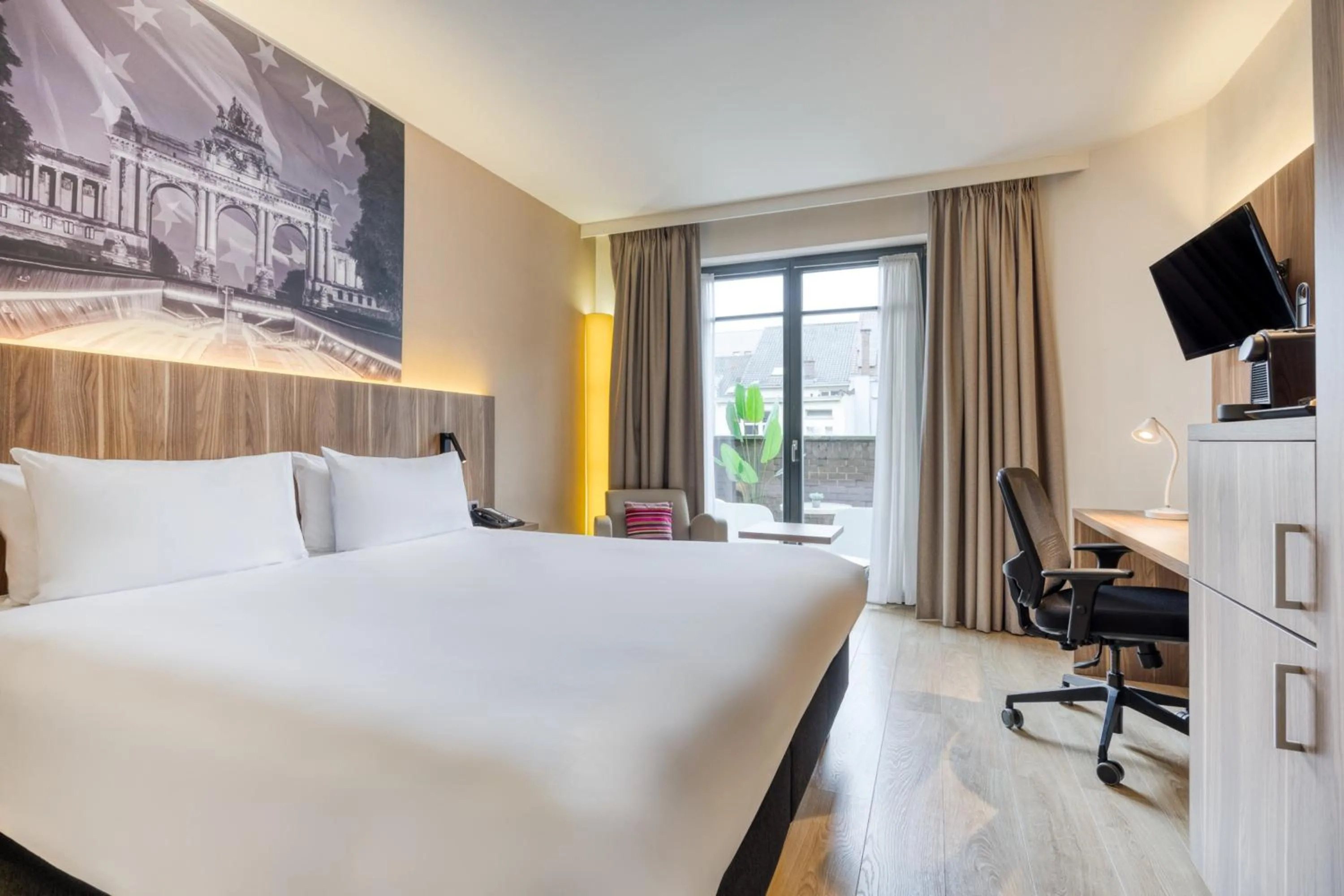 Photo of the whole room, Bed in Holiday Inn Brussels Schuman by IHG