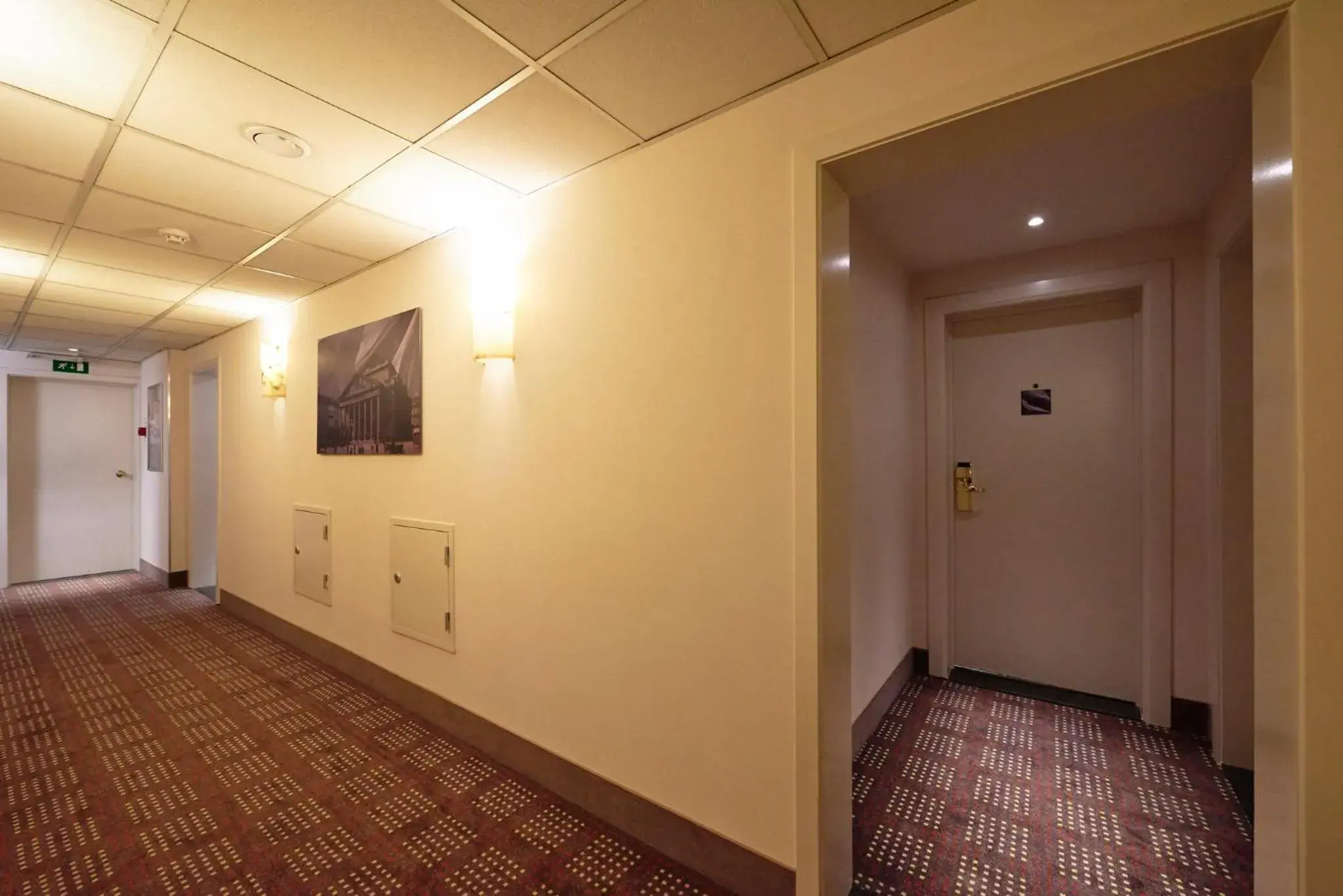 Lobby or reception in Holiday Inn Brussels Schuman by IHG Lobby or reception in Holiday Inn Brussels Schuman by IHG