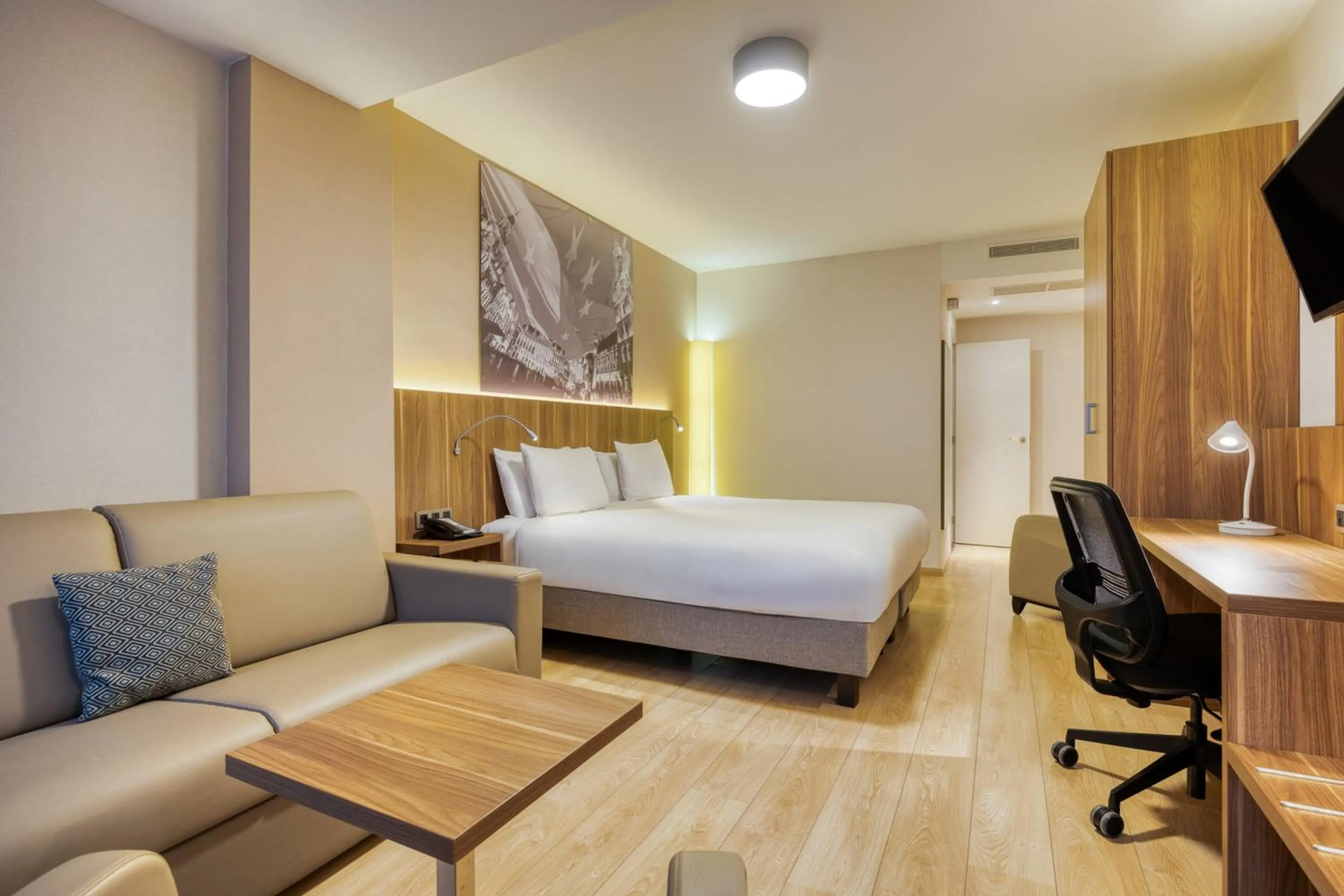 Photo of the whole room, Bed in Holiday Inn Brussels Schuman by IHG