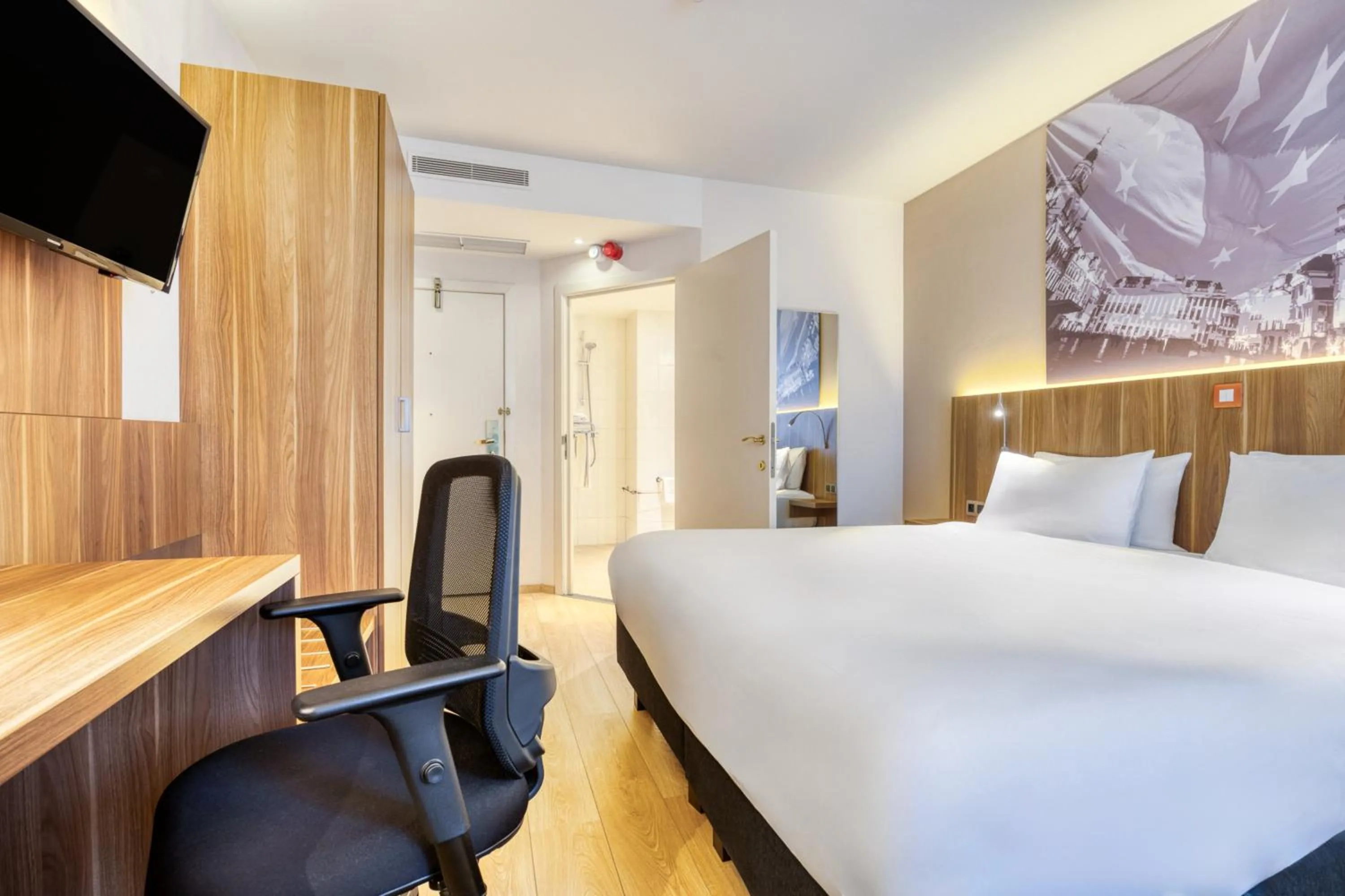 Photo of the whole room, Bed in Holiday Inn Brussels Schuman by IHG