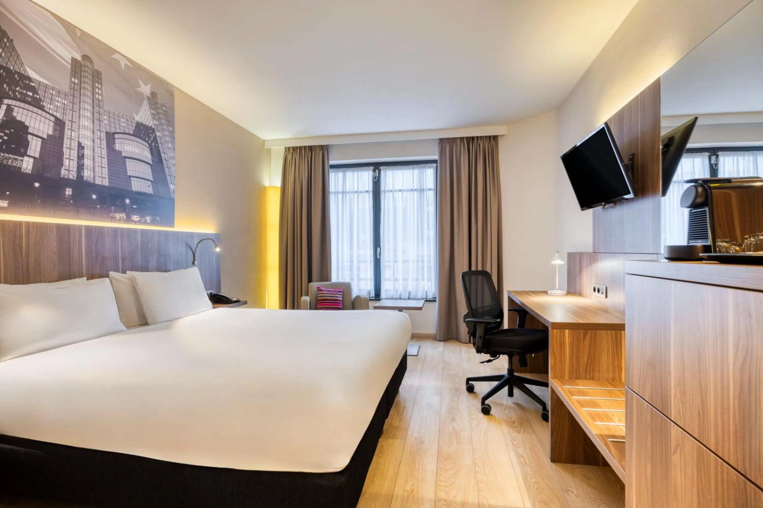 Photo of the whole room, Bed in Holiday Inn Brussels Schuman by IHG