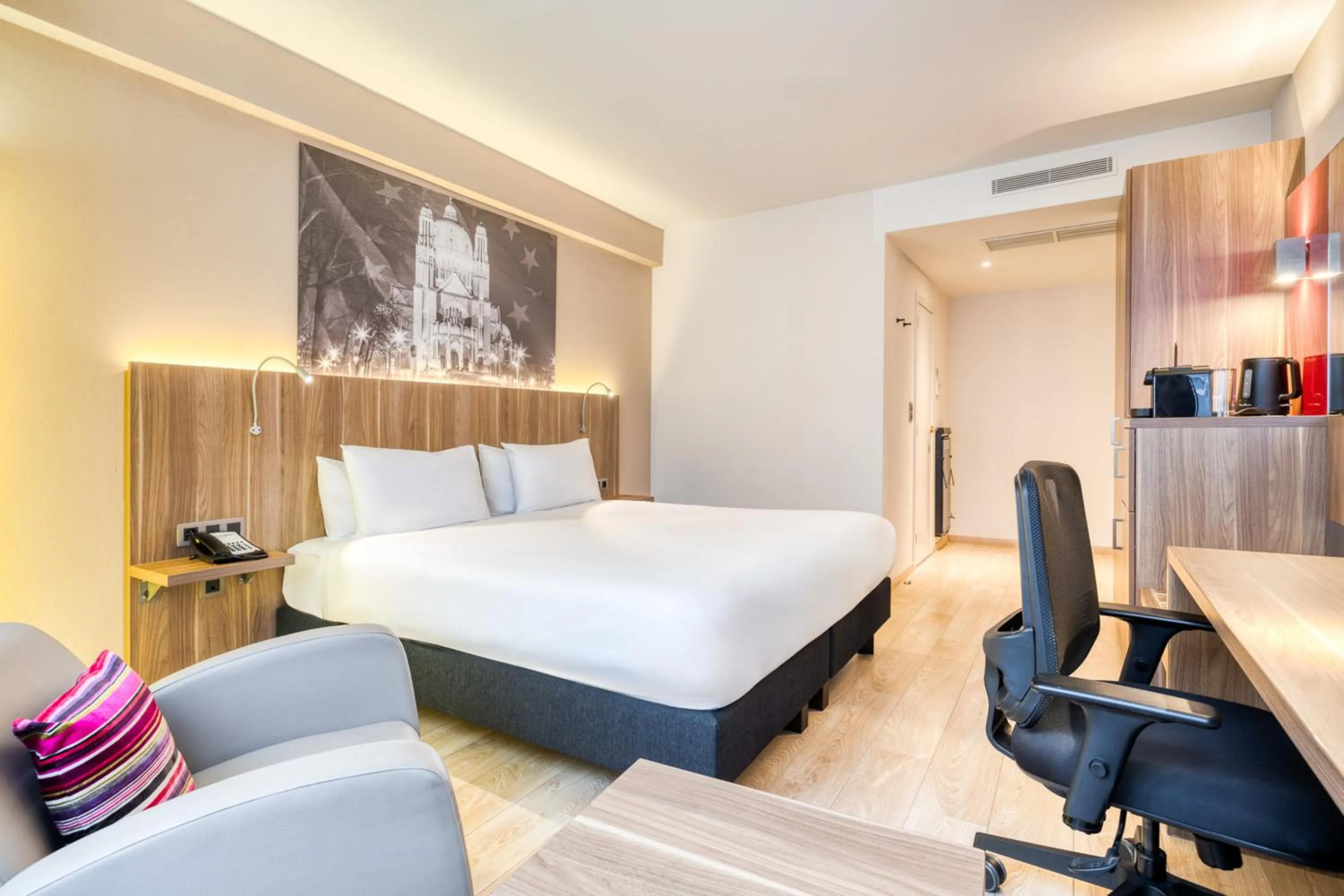 Photo of the whole room, Bed in Holiday Inn Brussels Schuman by IHG
